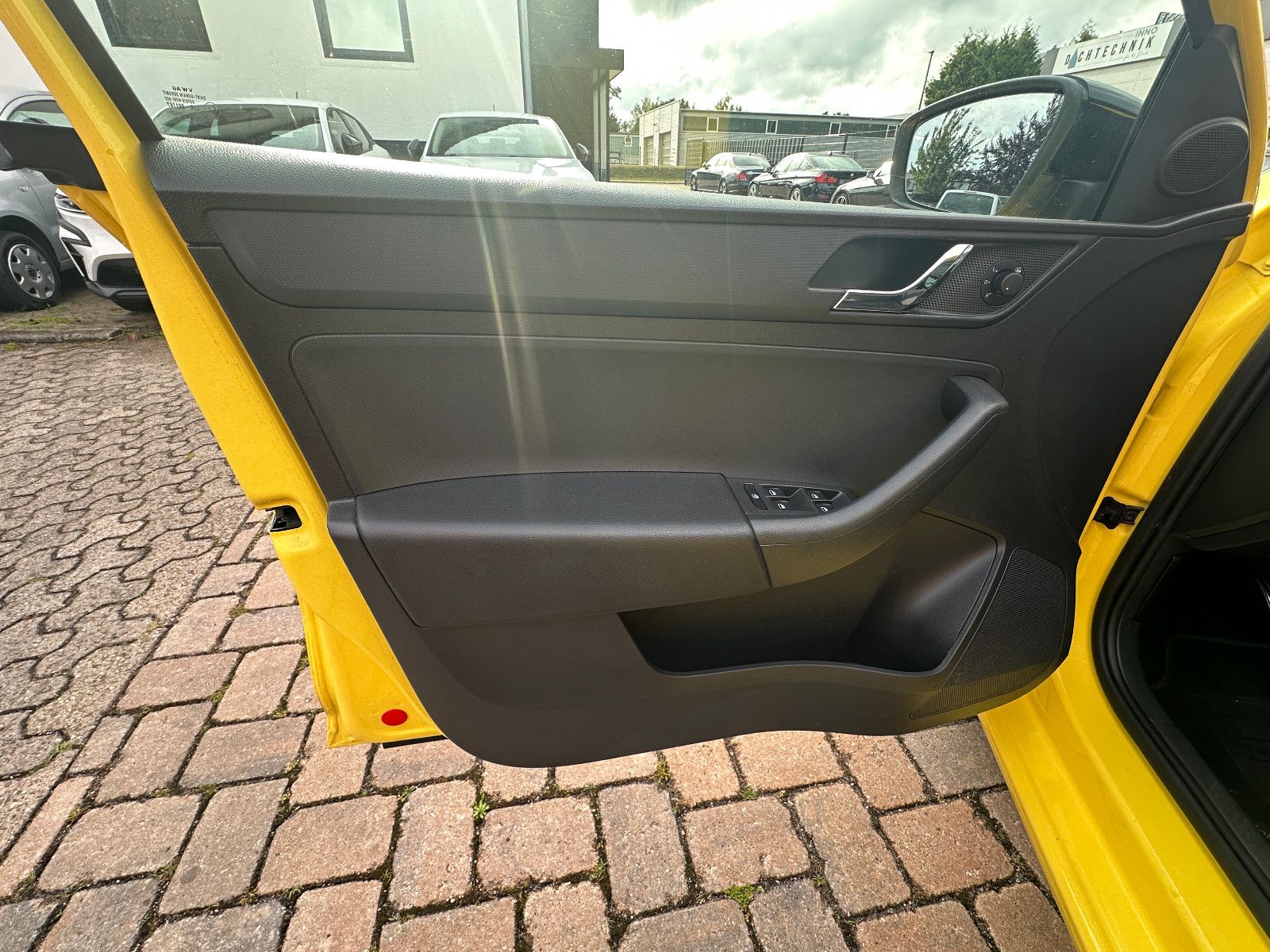 Fahrzeugabbildung Skoda Rapid  Style Plus 1.2 86 PS Pano Sport Xenon