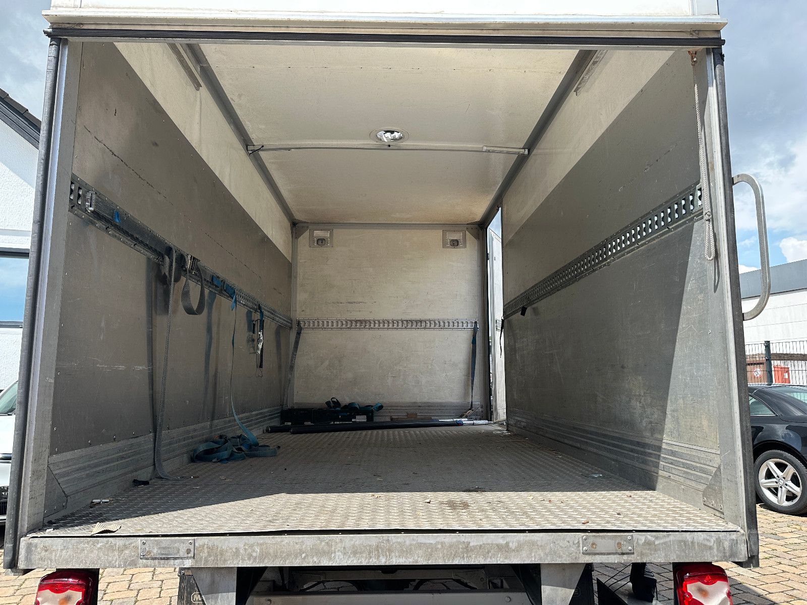 Fahrzeugabbildung Volkswagen Crafter Koffer 35 lang L3 2.0 136 PS HU neu