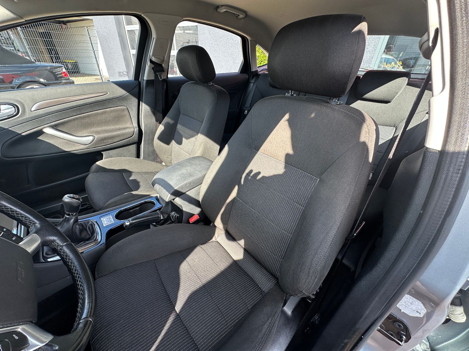 Fahrzeugabbildung Ford Mondeo Titanium 2.0 147 PS HU neu Klima Alu