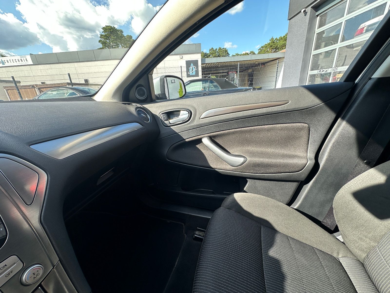 Fahrzeugabbildung Ford Mondeo Titanium 2.0 147 PS HU neu Klima Alu