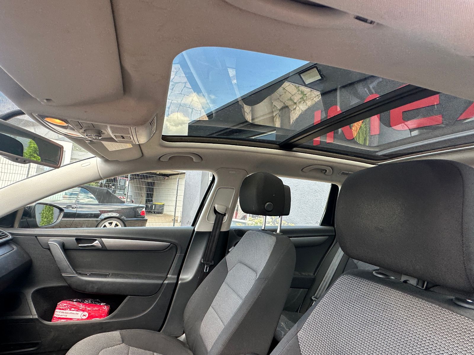 Fahrzeugabbildung Volkswagen Passat Comfortline 2.0 140 PS Navi Autom. Pano