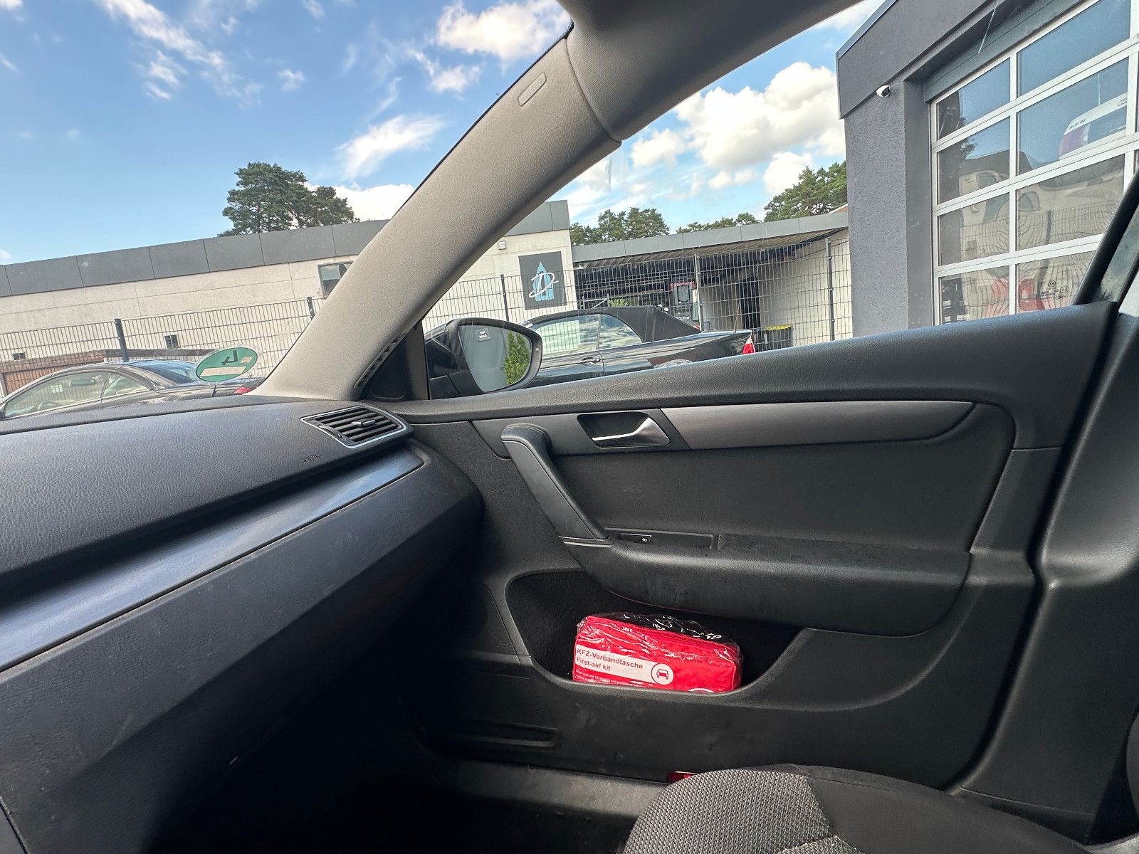 Fahrzeugabbildung Volkswagen Passat Comfortline 2.0 140 PS Navi Autom. Pano