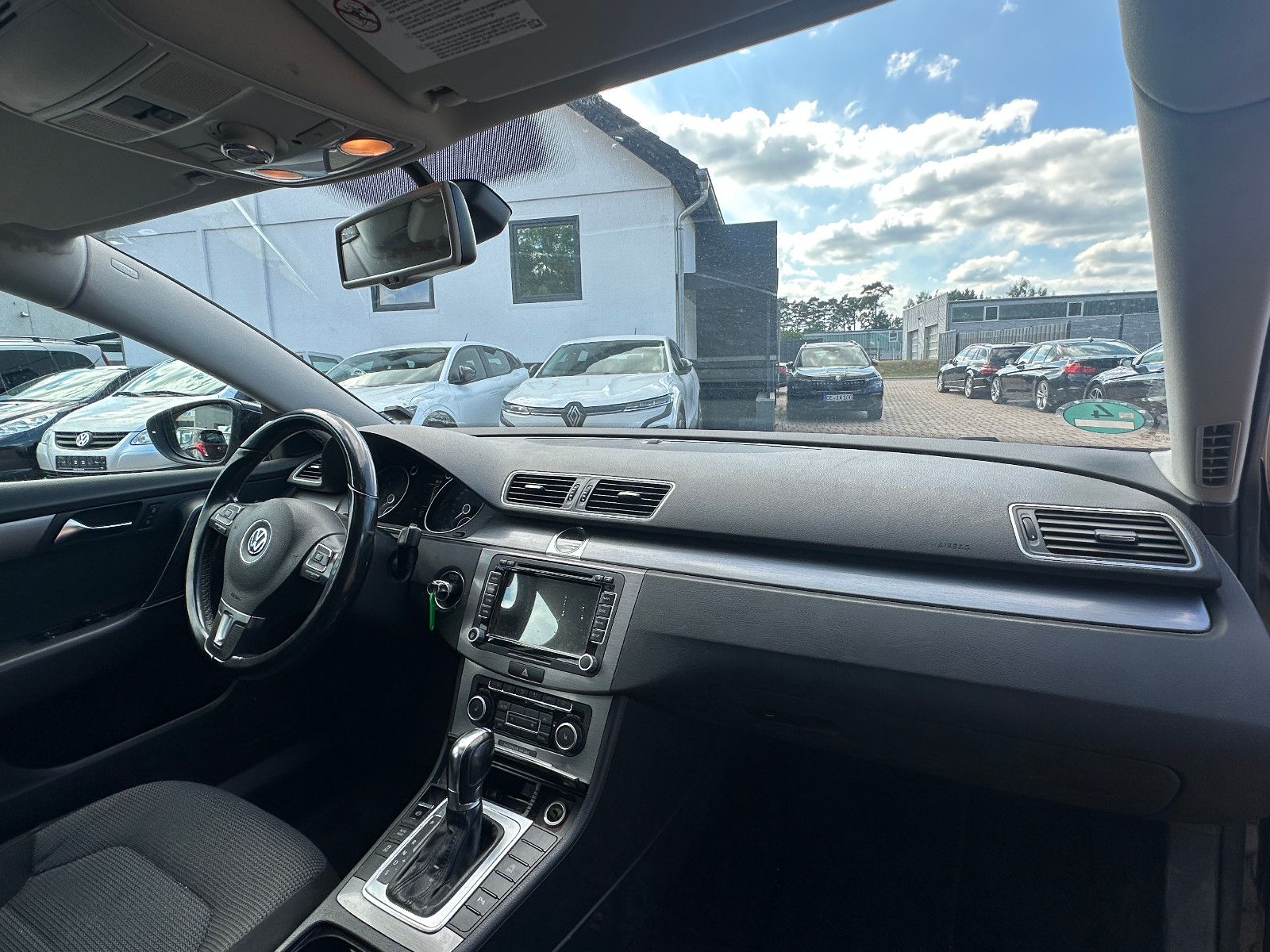 Fahrzeugabbildung Volkswagen Passat Comfortline 2.0 140 PS Navi Autom. Pano