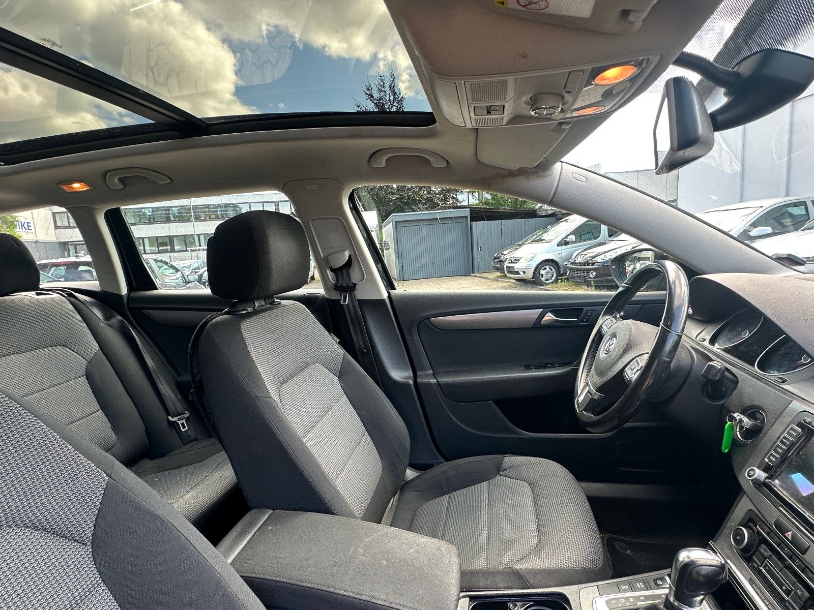 Fahrzeugabbildung Volkswagen Passat Comfortline 2.0 140 PS Navi Autom. Pano