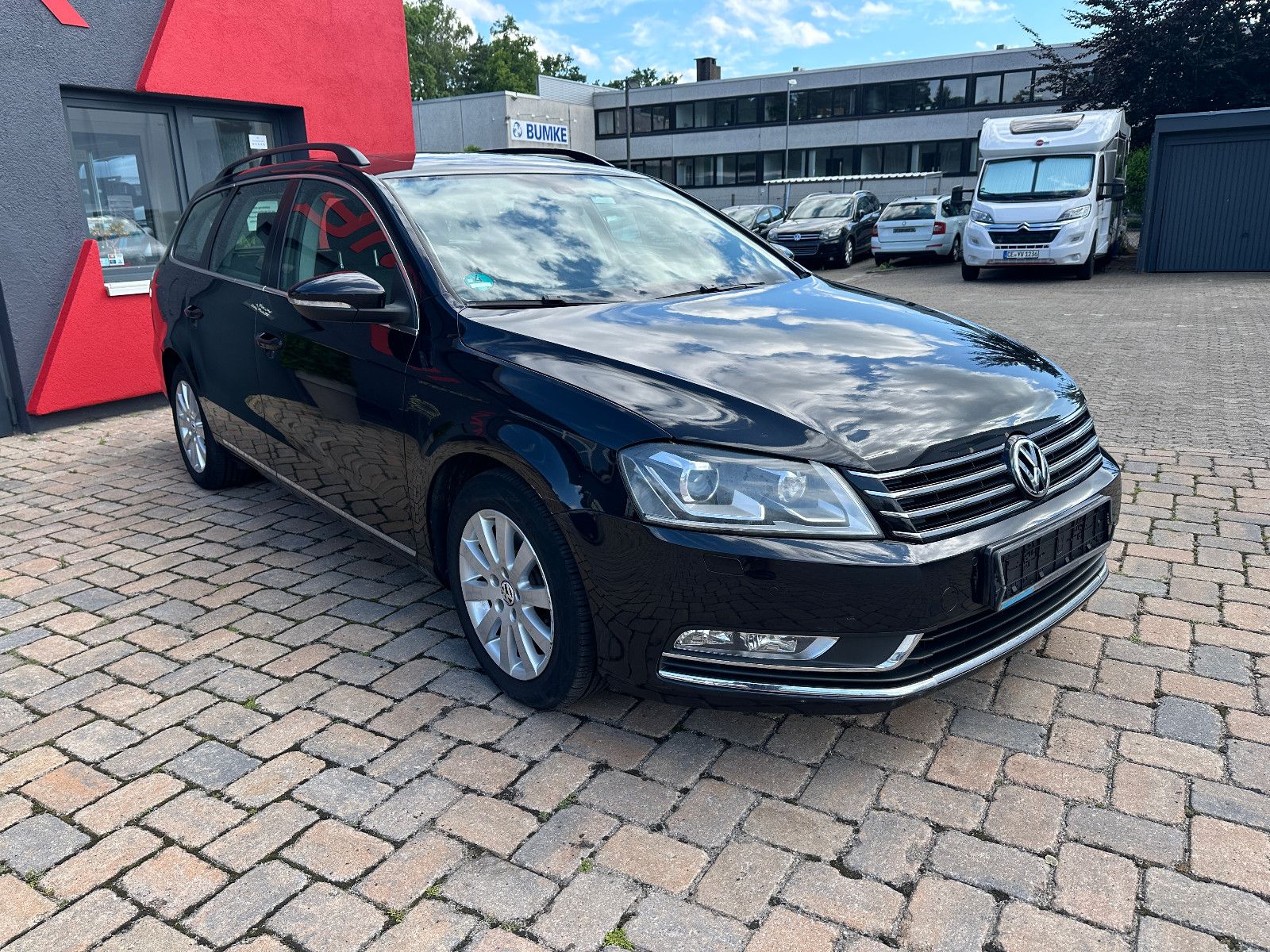 Fahrzeugabbildung Volkswagen Passat Comfortline 2.0 140 PS Navi Autom. Pano