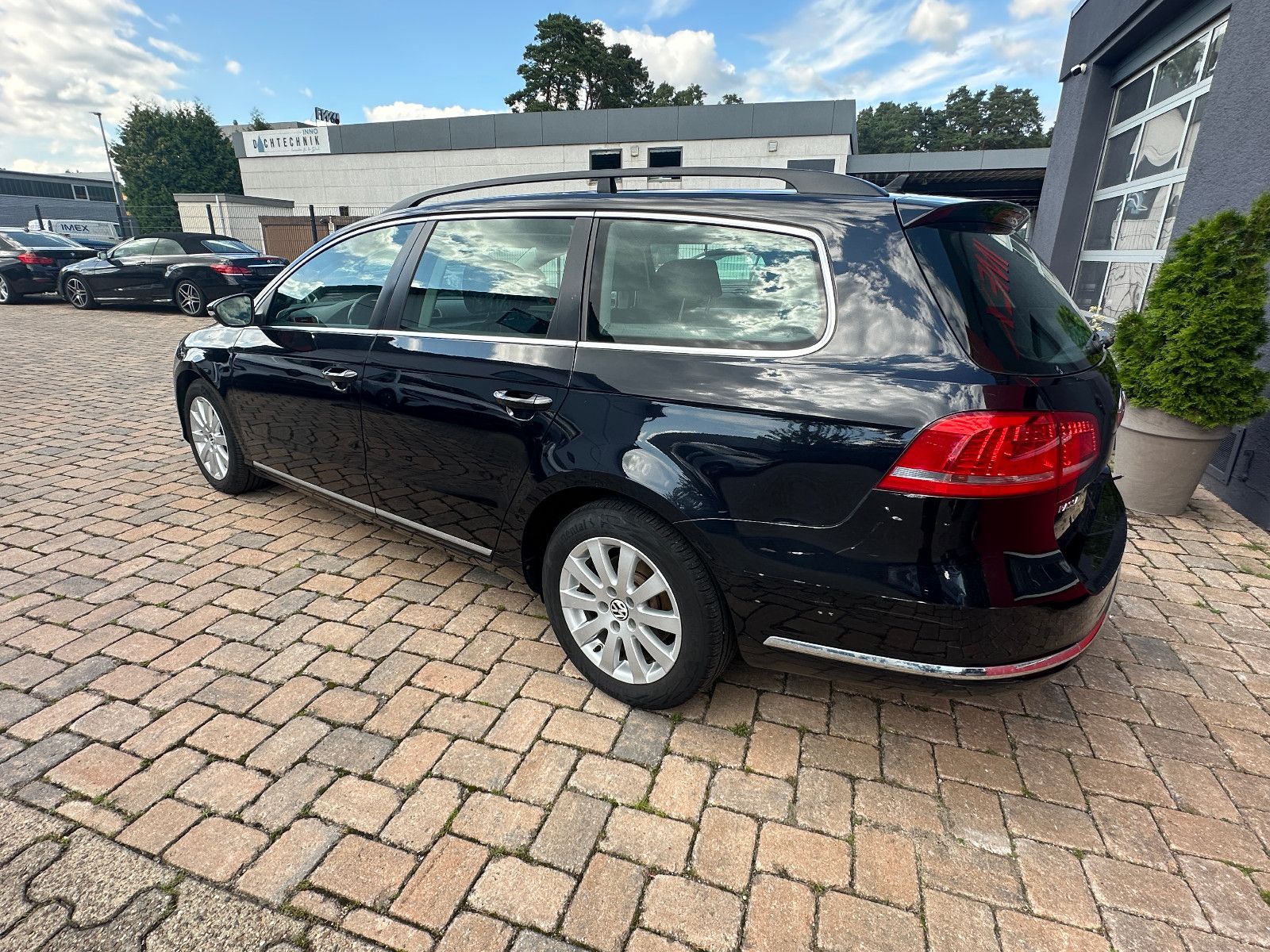 Fahrzeugabbildung Volkswagen Passat Comfortline 2.0 140 PS Navi Autom. Pano