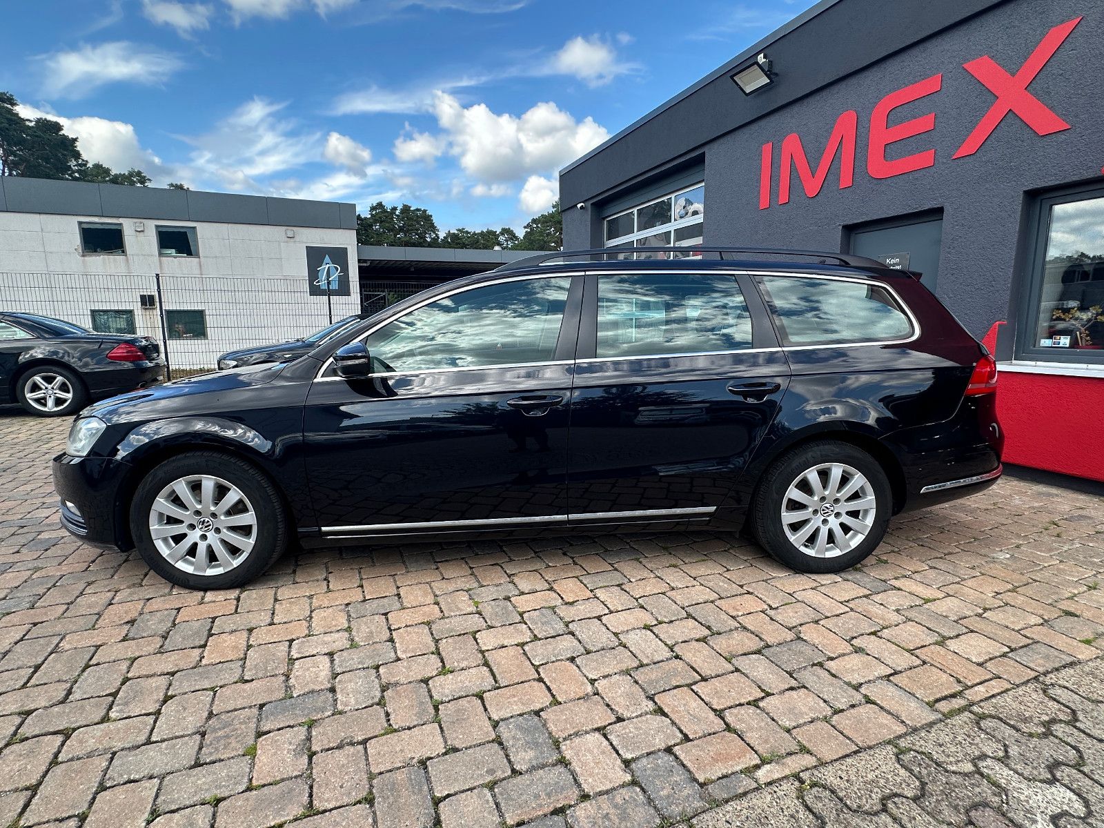 Fahrzeugabbildung Volkswagen Passat Comfortline 2.0 140 PS Navi Autom. Pano