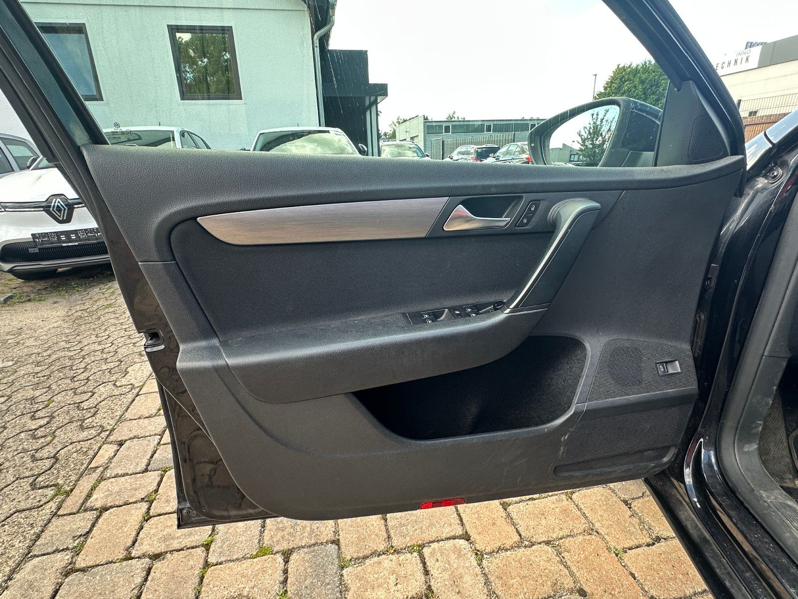 Fahrzeugabbildung Volkswagen Passat Comfortline 2.0 140 PS Navi Autom. Pano