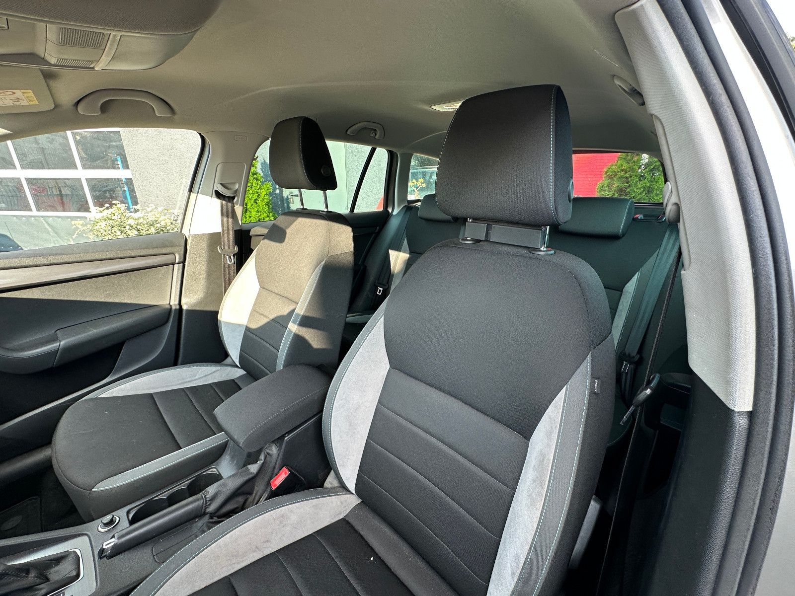 Fahrzeugabbildung Skoda Octavia Combi Joy 115 PS HU neu Navi Autom.
