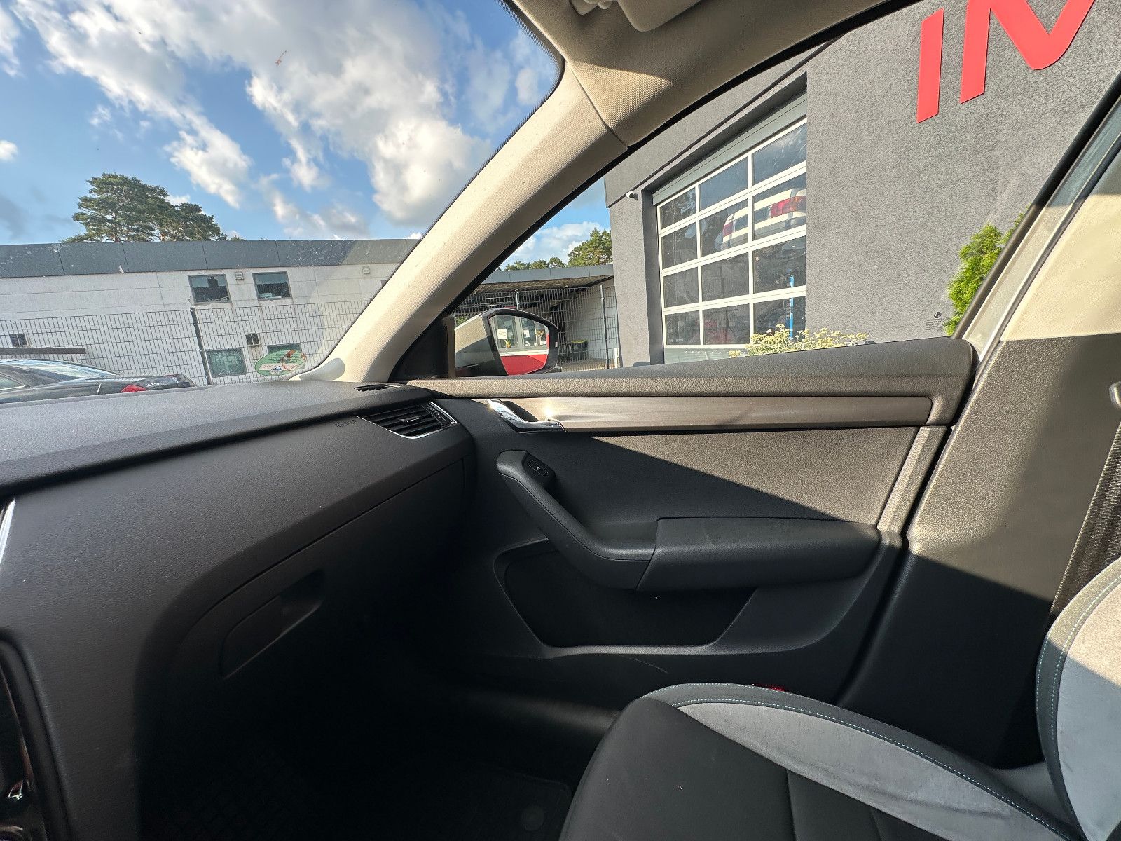 Fahrzeugabbildung Skoda Octavia Combi Joy 115 PS HU neu Navi Autom.