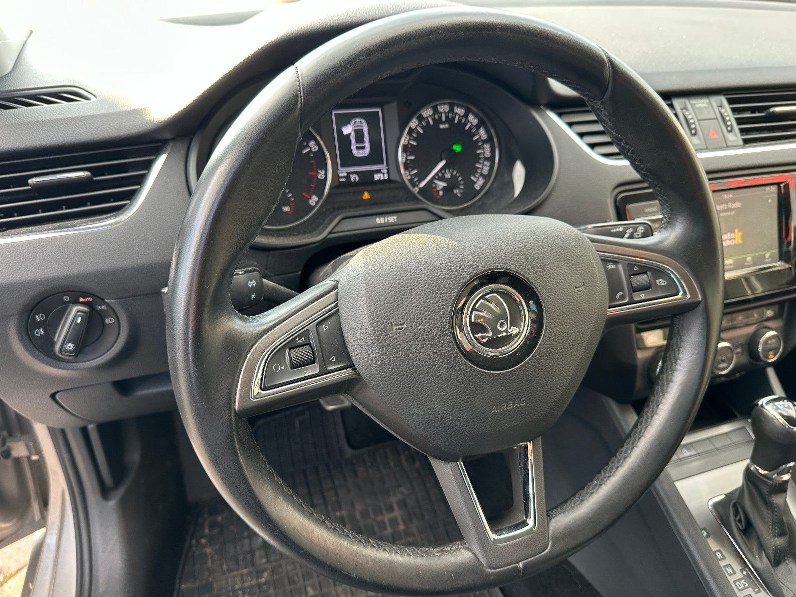 Fahrzeugabbildung Skoda Octavia Combi Joy 115 PS HU neu Navi Autom.