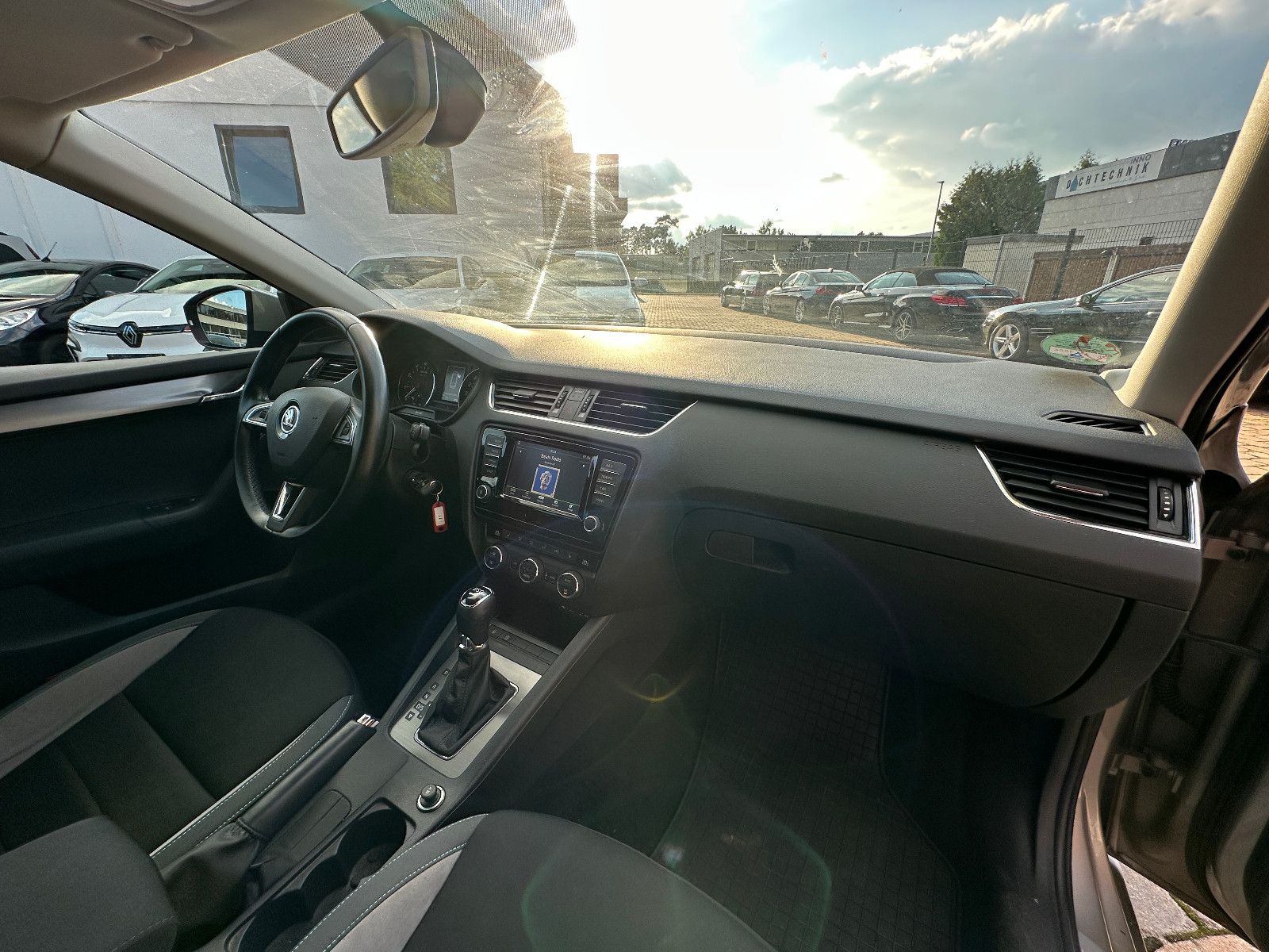 Fahrzeugabbildung Skoda Octavia Combi Joy 115 PS HU neu Navi Autom.