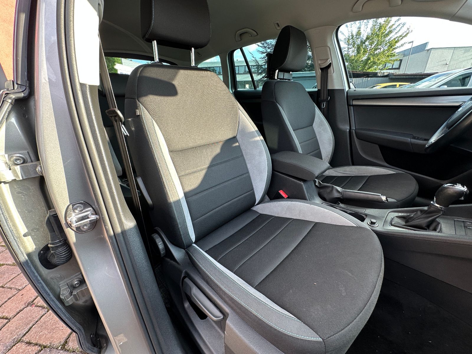 Fahrzeugabbildung Skoda Octavia Combi Joy 115 PS HU neu Navi Autom.