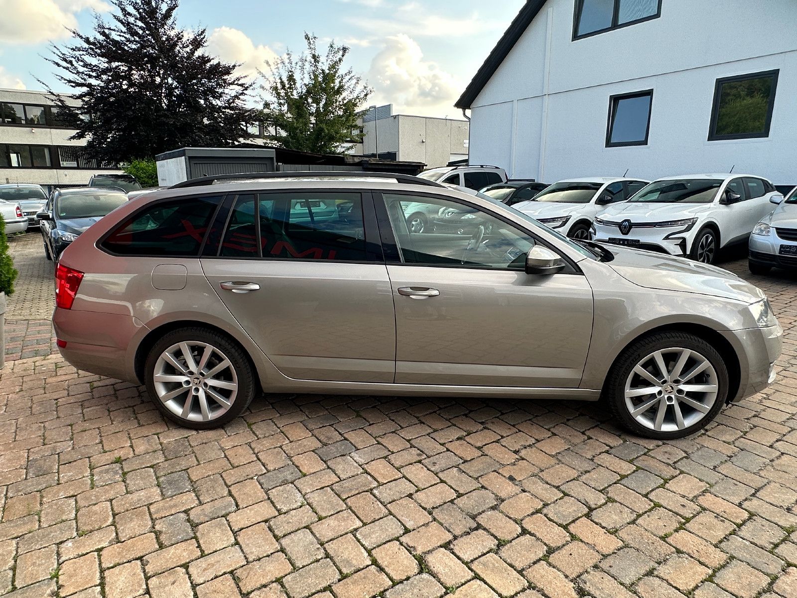 Fahrzeugabbildung Skoda Octavia Combi Joy 115 PS HU neu Navi Autom.