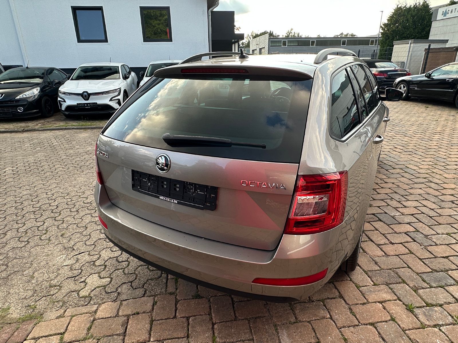 Fahrzeugabbildung Skoda Octavia Combi Joy 115 PS HU neu Navi Autom.
