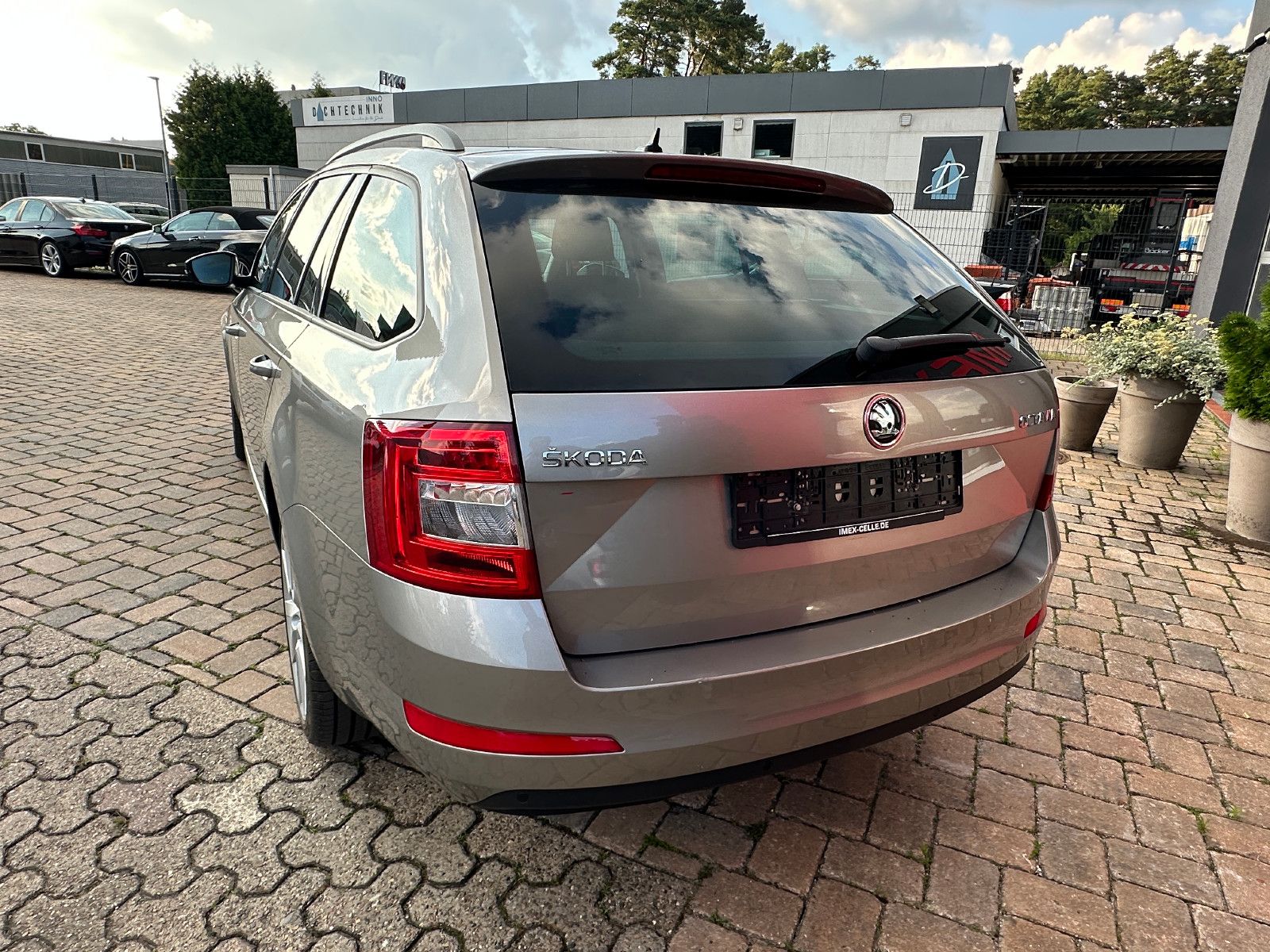 Fahrzeugabbildung Skoda Octavia Combi Joy 115 PS HU neu Navi Autom.