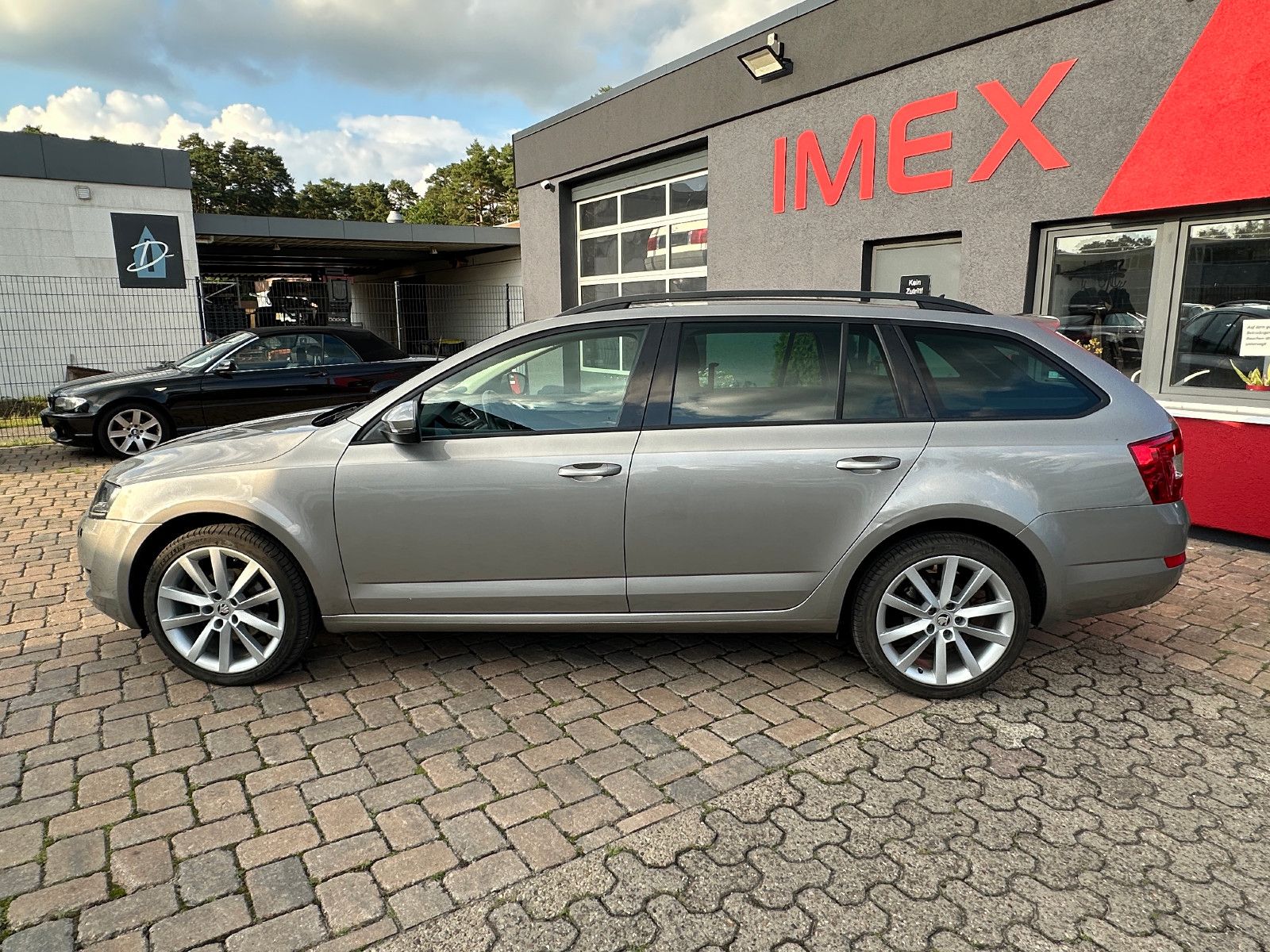 Fahrzeugabbildung Skoda Octavia Combi Joy 115 PS HU neu Navi Autom.