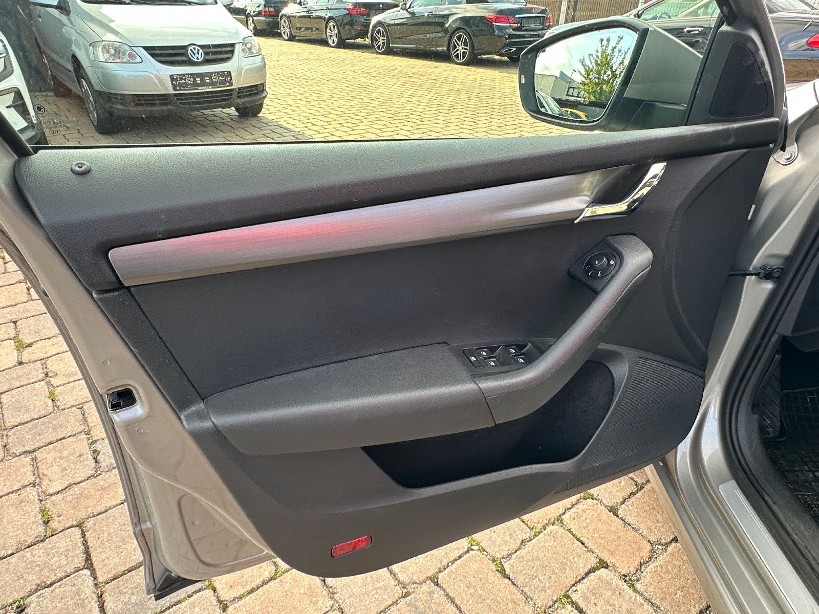 Fahrzeugabbildung Skoda Octavia Combi Joy 115 PS HU neu Navi Autom.