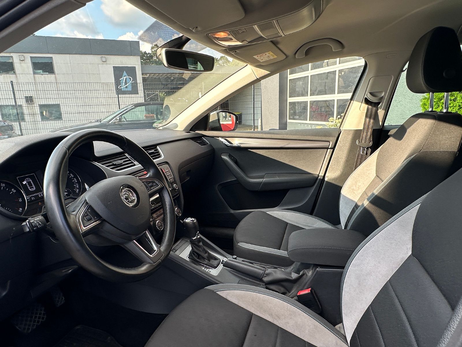 Fahrzeugabbildung Skoda Octavia Combi Joy 115 PS HU neu Navi Autom.