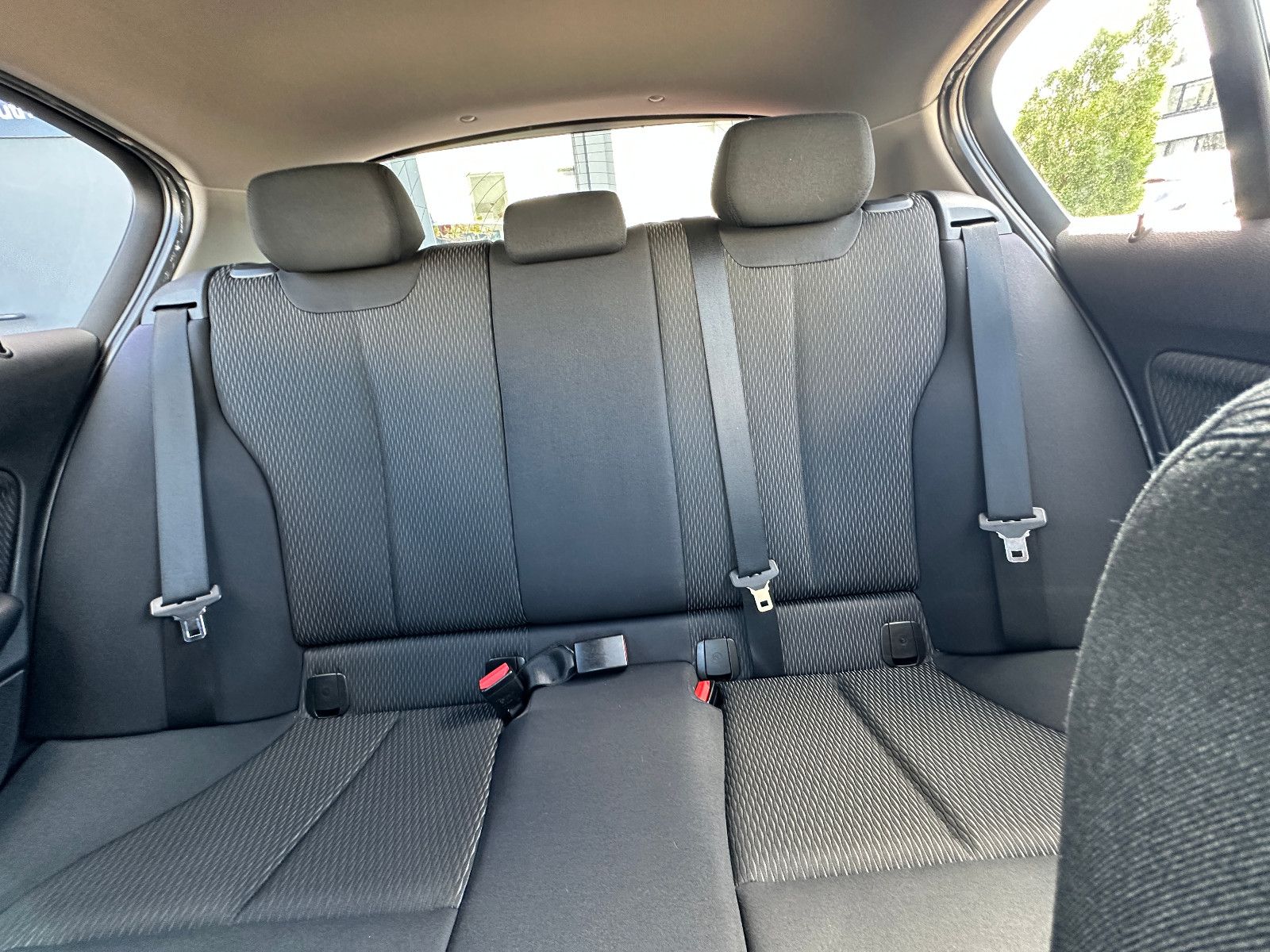 Fahrzeugabbildung BMW 118 Lim. 5-trg. HU neu Klima SH Alu