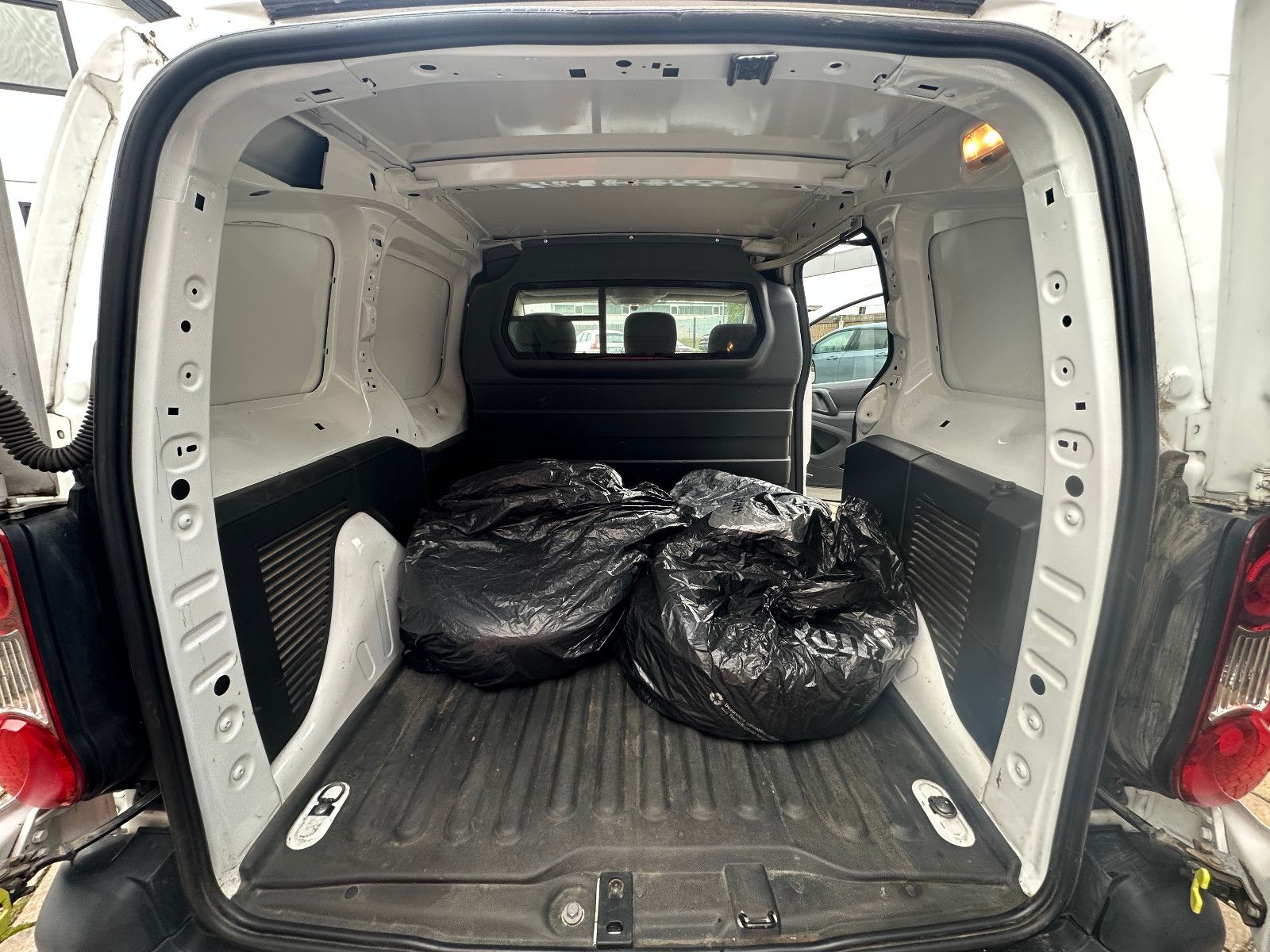 Fahrzeugabbildung Citroën Berlingo Kasten Business L1 1.6 98 PS Hu neu