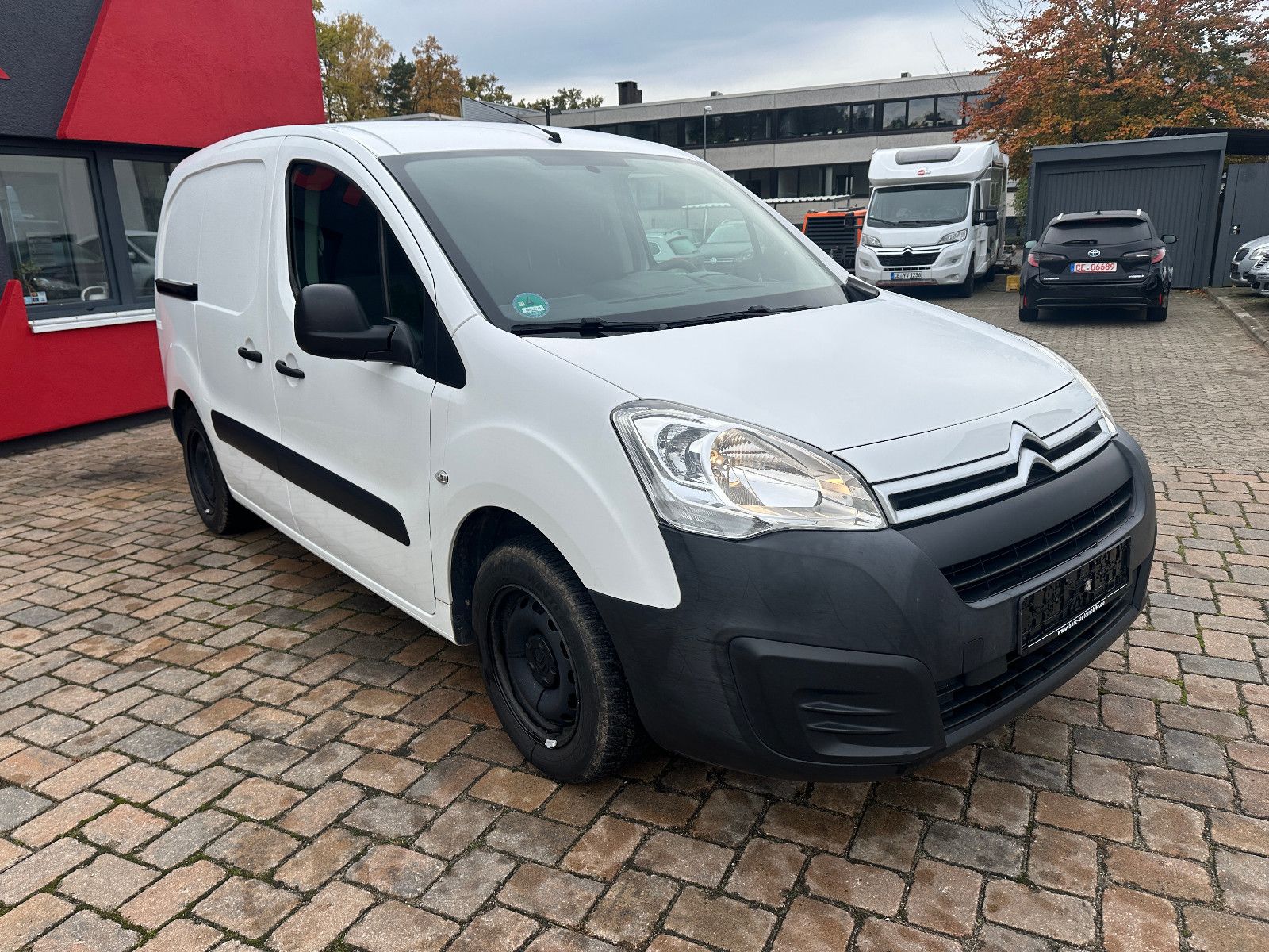 Fahrzeugabbildung Citroën Berlingo Kasten Business L1 1.6 98 PS Hu neu