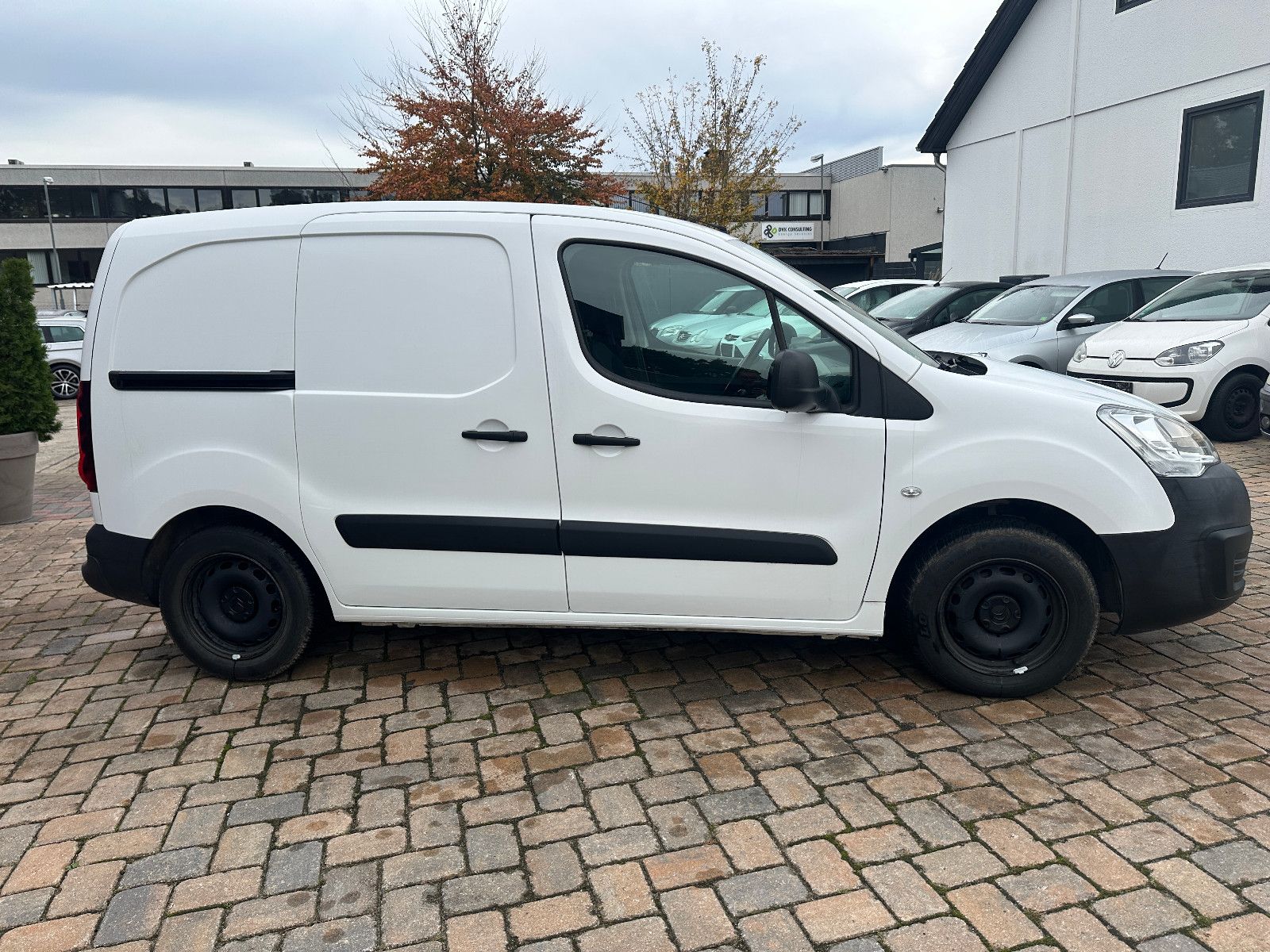 Fahrzeugabbildung Citroën Berlingo Kasten Business L1 1.6 98 PS Hu neu