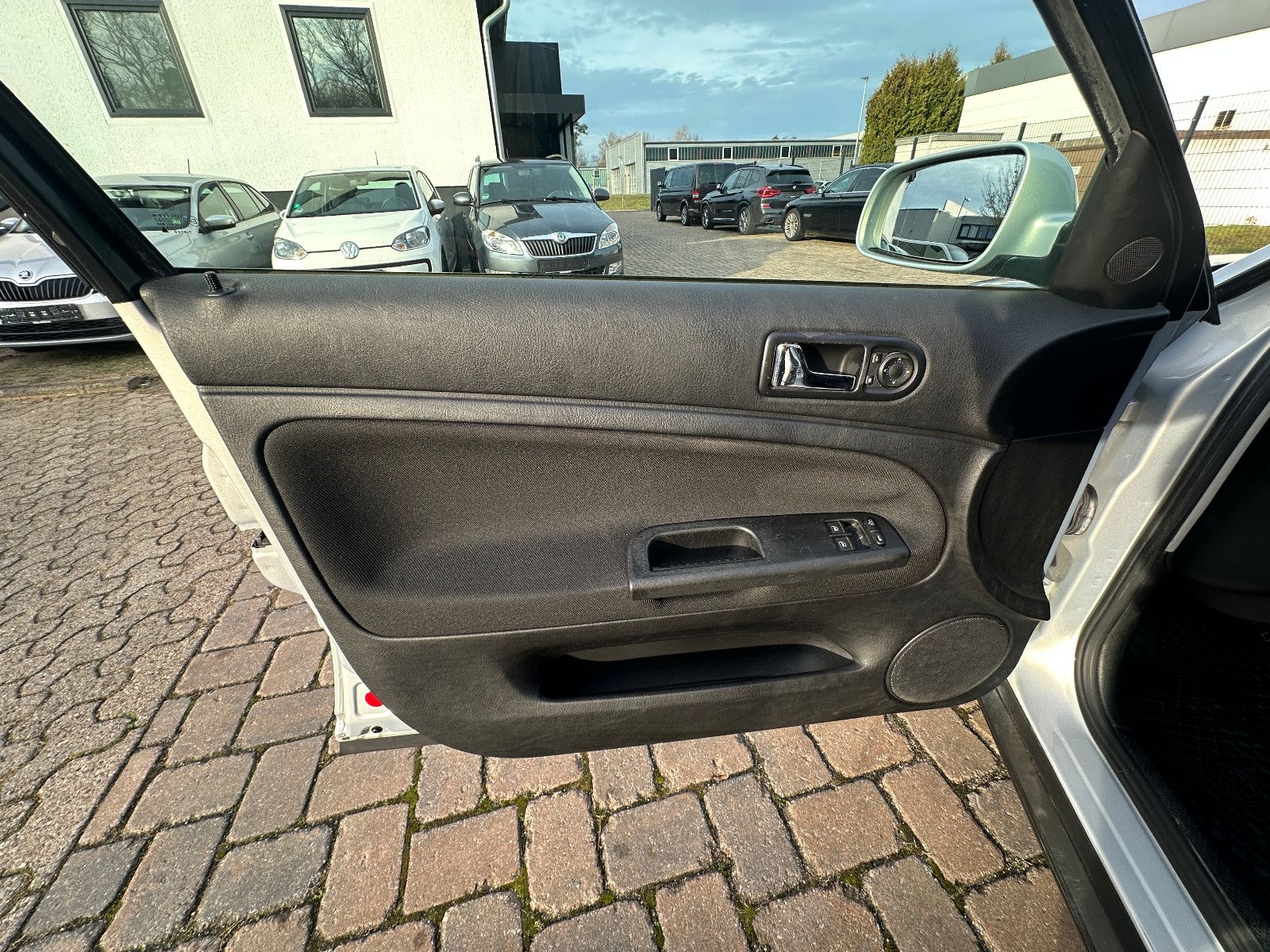 Fahrzeugabbildung Volkswagen Passat Trendline 1.6 101 PS HU neu Klima SH
