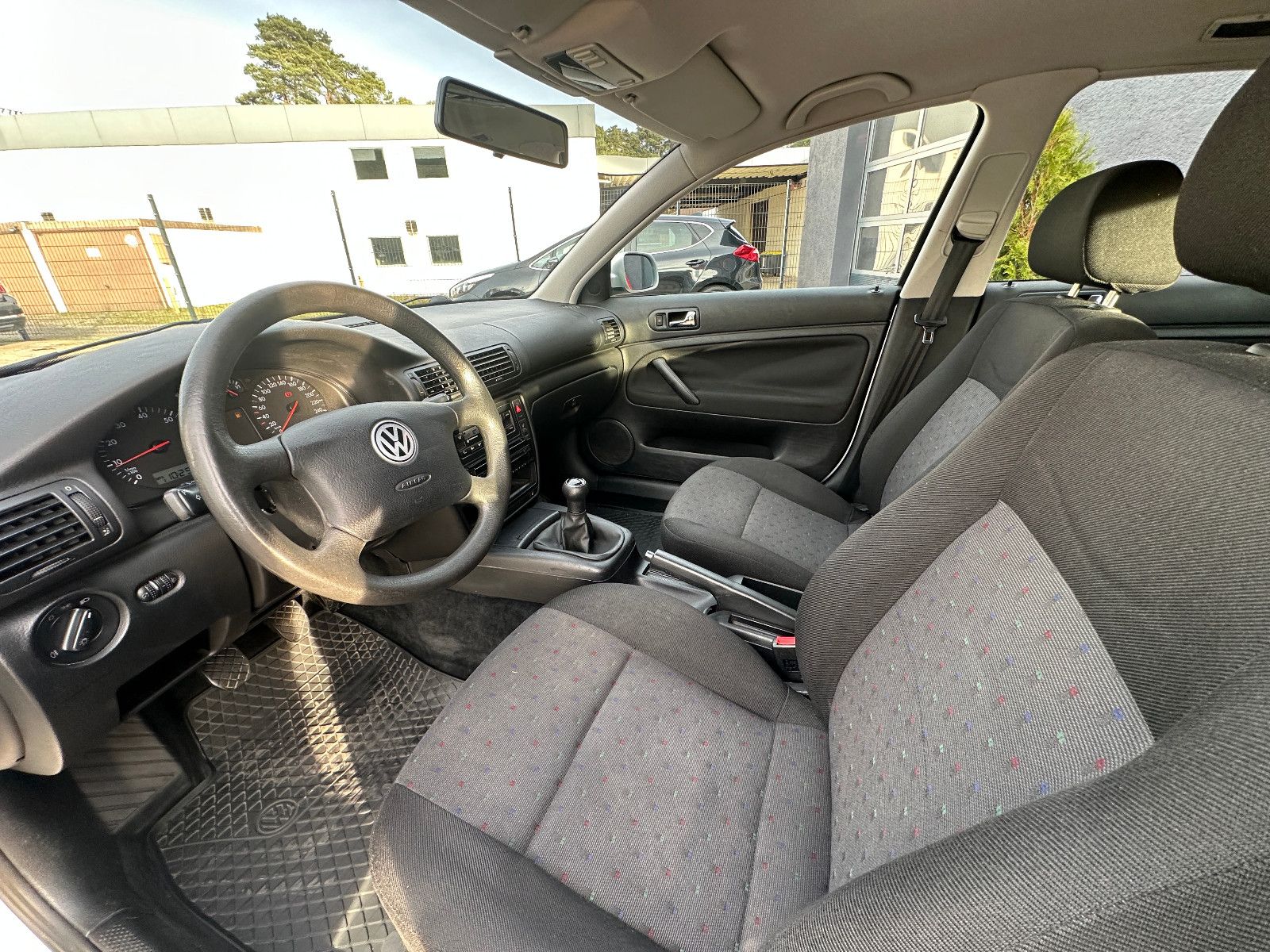 Fahrzeugabbildung Volkswagen Passat Trendline 1.6 101 PS HU neu Klima SH