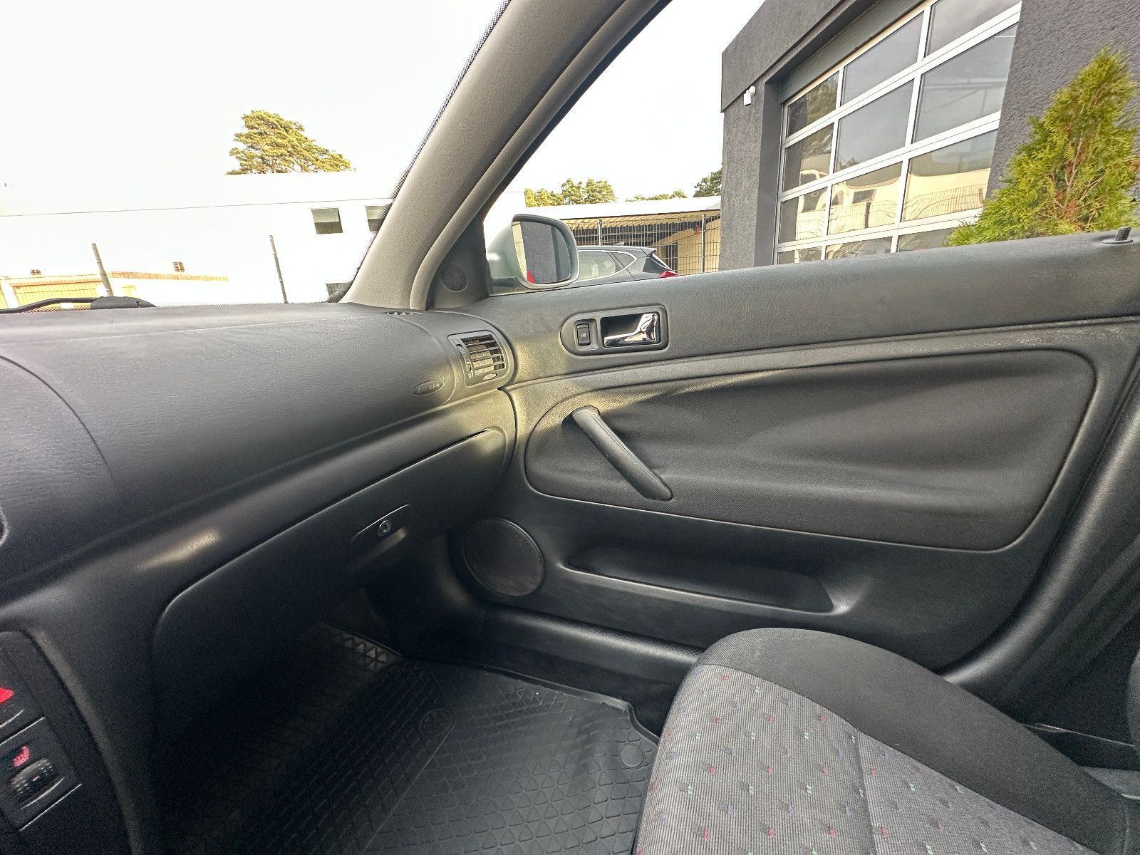 Fahrzeugabbildung Volkswagen Passat Trendline 1.6 101 PS HU neu Klima SH