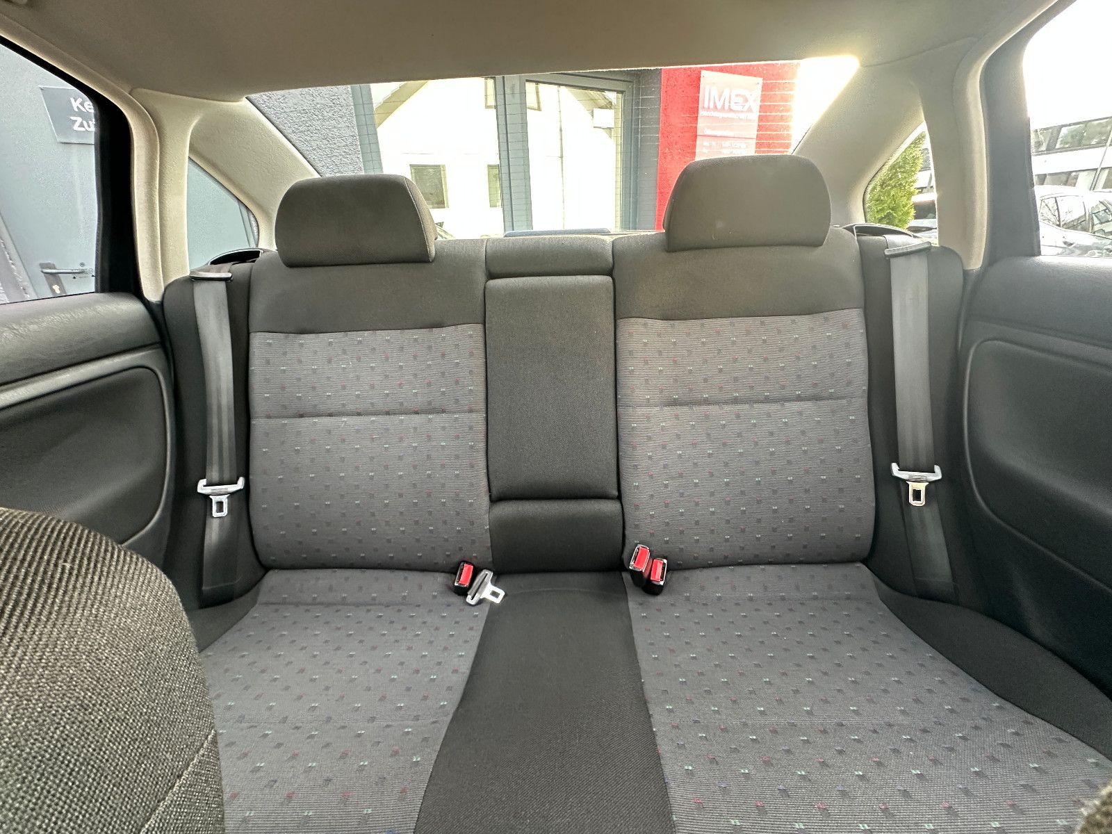 Fahrzeugabbildung Volkswagen Passat Trendline 1.6 101 PS HU neu Klima SH