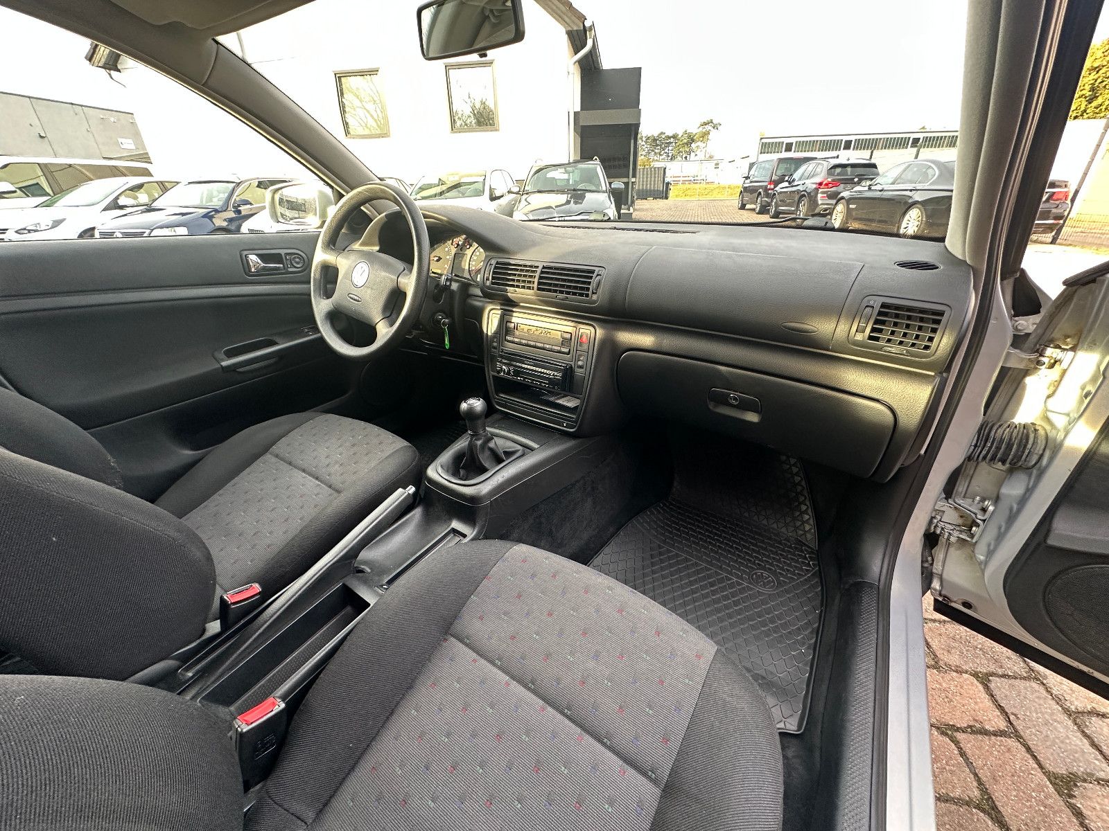 Fahrzeugabbildung Volkswagen Passat Trendline 1.6 101 PS HU neu Klima SH