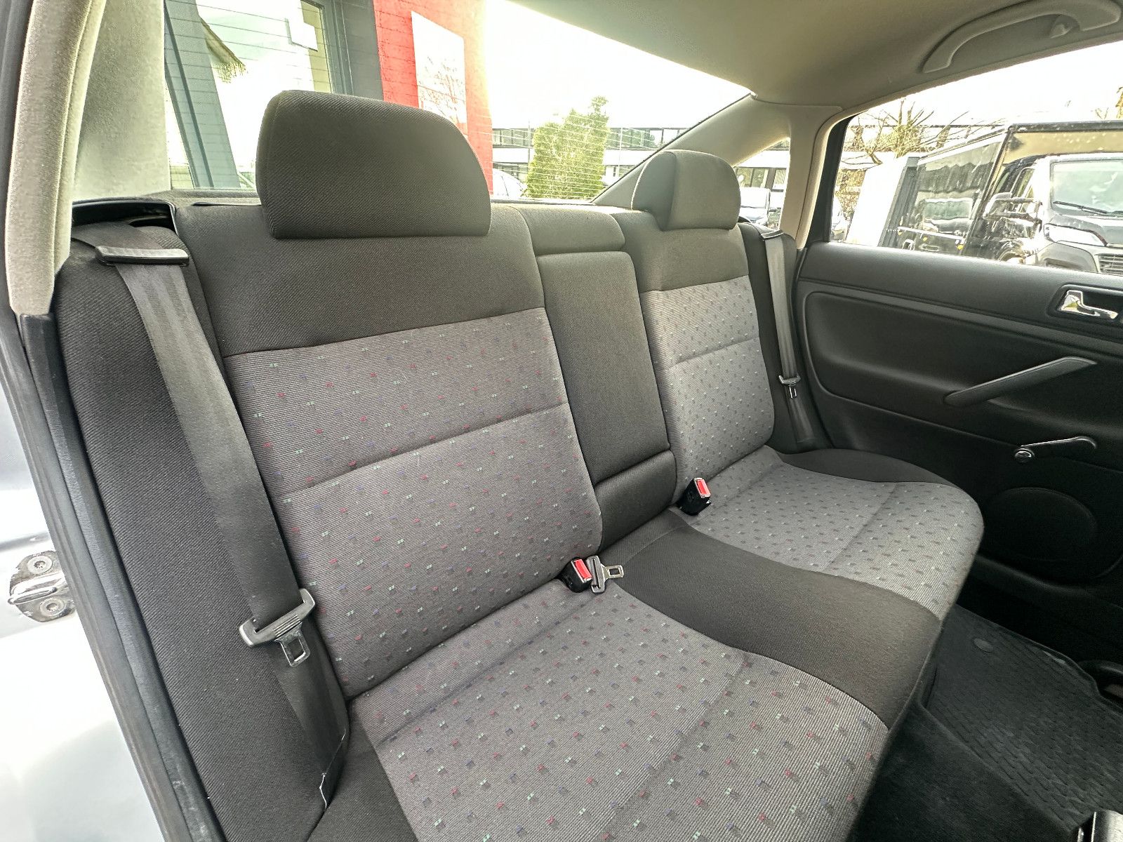 Fahrzeugabbildung Volkswagen Passat Trendline 1.6 101 PS HU neu Klima SH