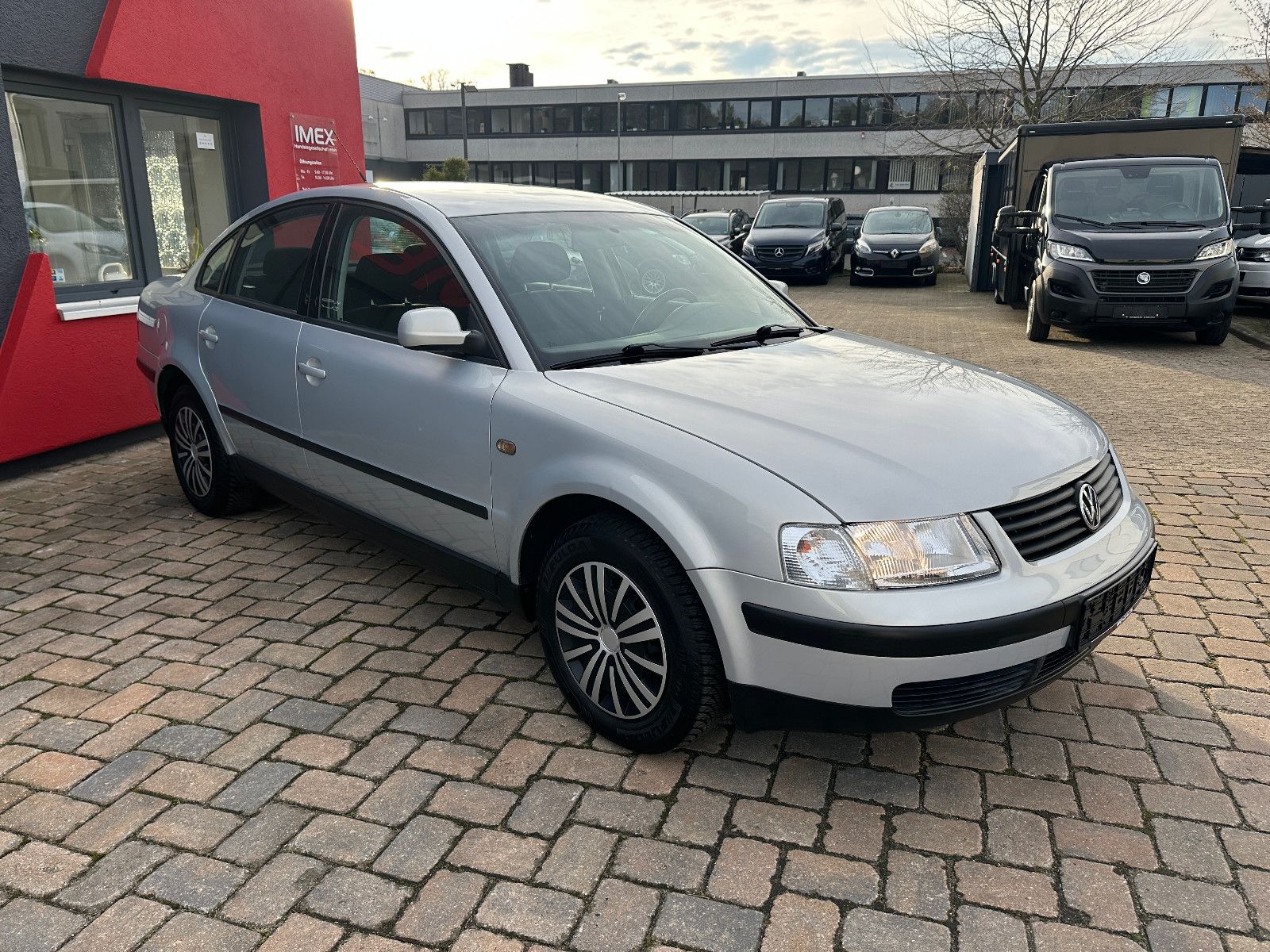 Fahrzeugabbildung Volkswagen Passat Trendline 1.6 101 PS HU neu Klima SH