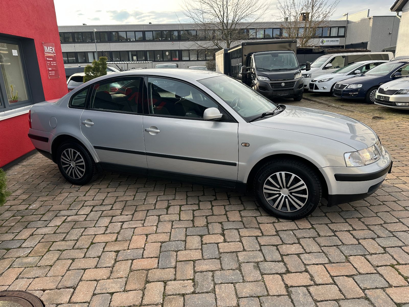 Fahrzeugabbildung Volkswagen Passat Trendline 1.6 101 PS HU neu Klima SH