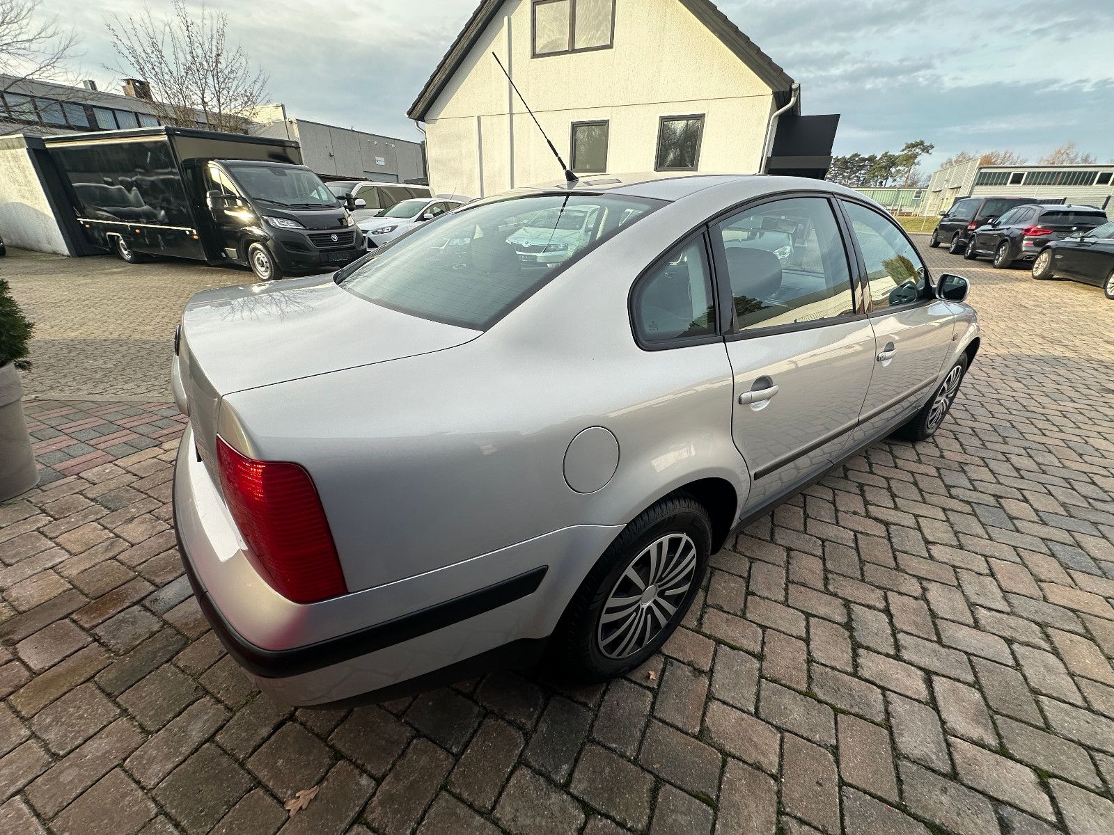 Fahrzeugabbildung Volkswagen Passat Trendline 1.6 101 PS HU neu Klima SH