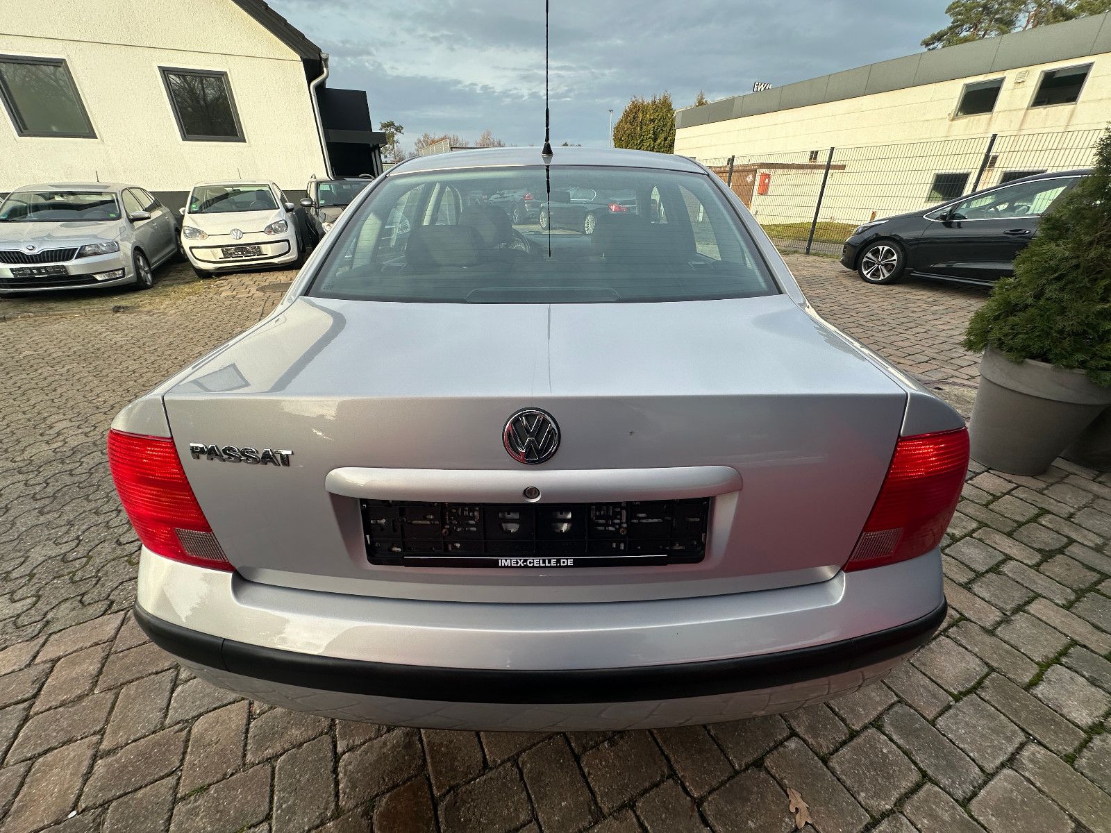 Fahrzeugabbildung Volkswagen Passat Trendline 1.6 101 PS HU neu Klima SH