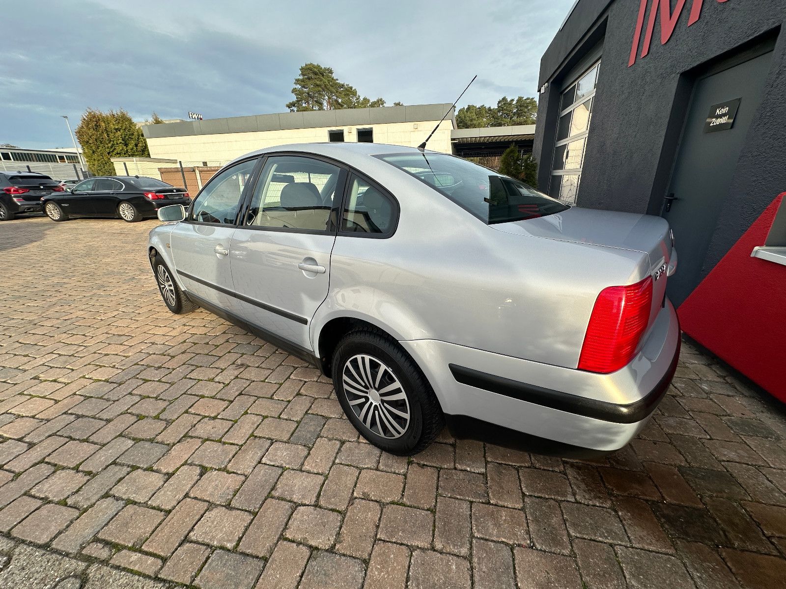 Fahrzeugabbildung Volkswagen Passat Trendline 1.6 101 PS HU neu Klima SH