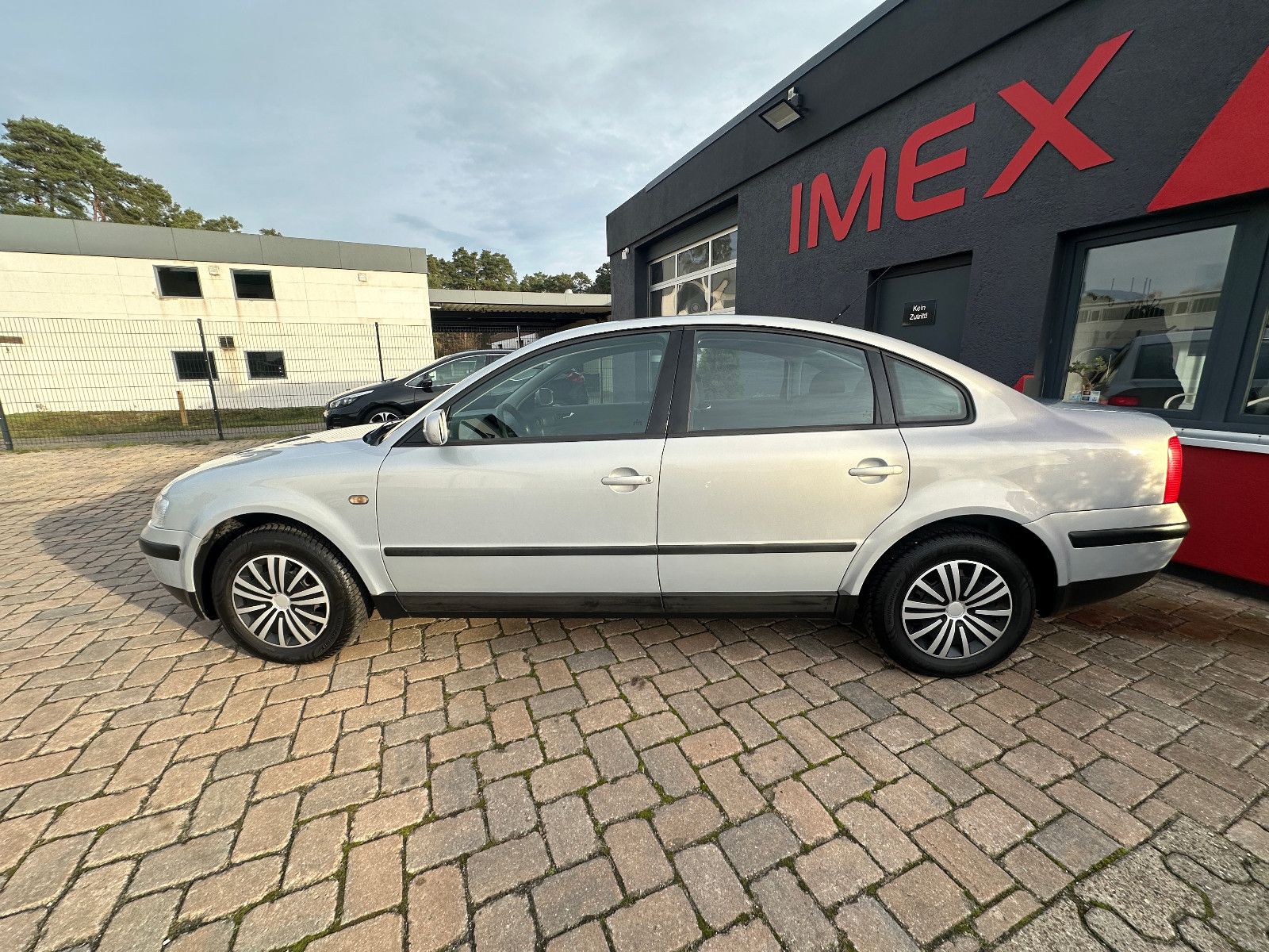 Fahrzeugabbildung Volkswagen Passat Trendline 1.6 101 PS HU neu Klima SH