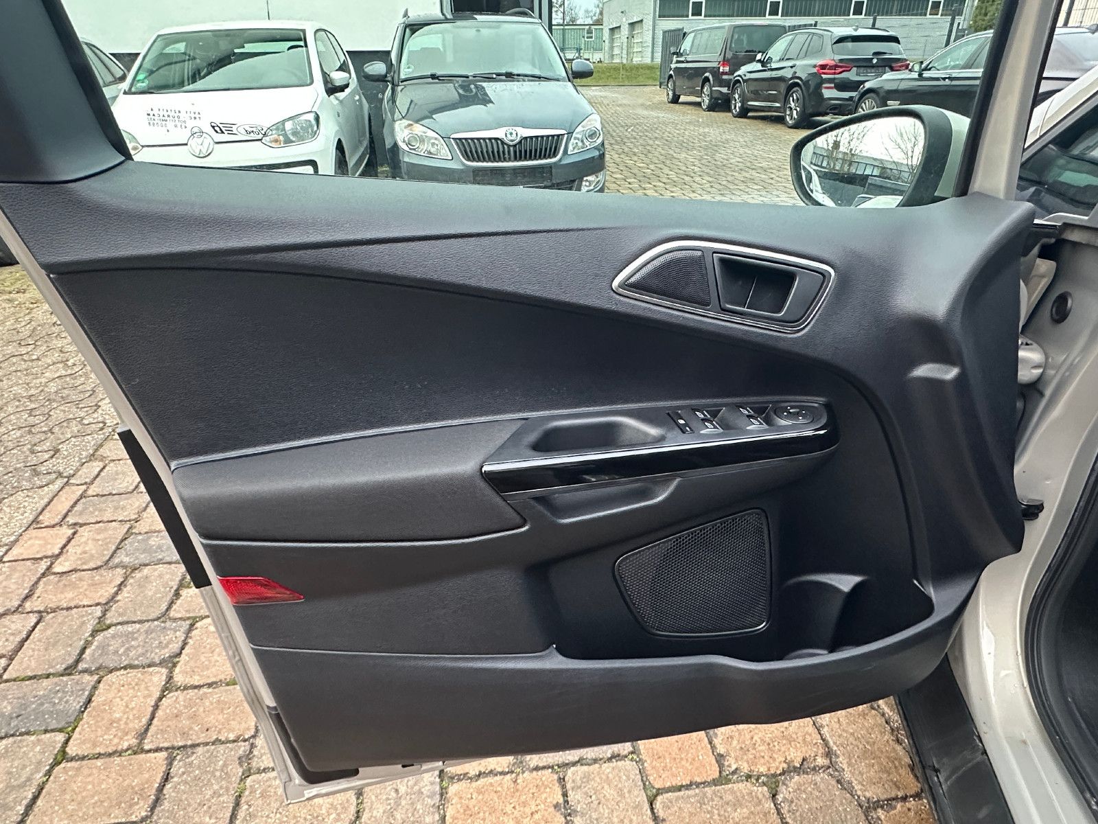 Fahrzeugabbildung Ford B-MAX Titanium 1.6 95 PS HU neu SH