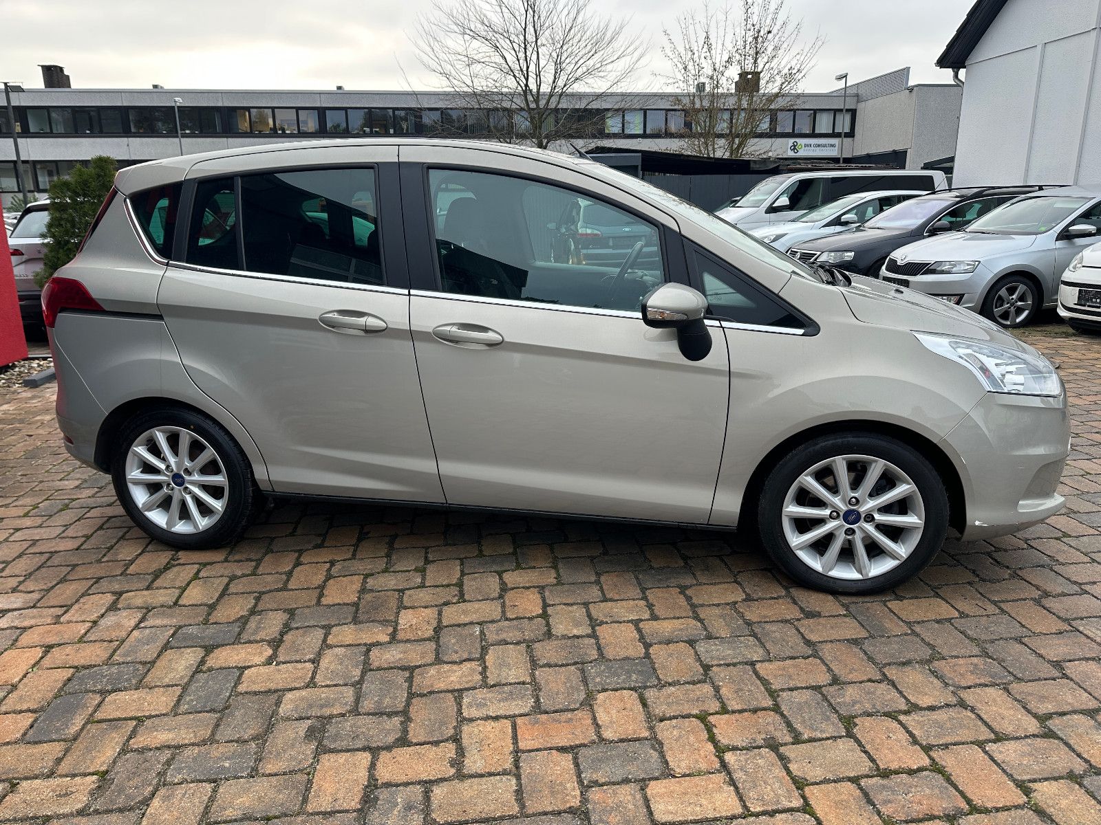 Fahrzeugabbildung Ford B-MAX Titanium 1.6 95 PS HU neu SH