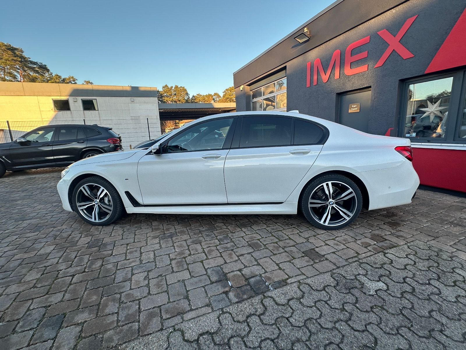 Fahrzeugabbildung BMW 740 d xDrive 320 PS M-Paket HUD DAB LED Leder