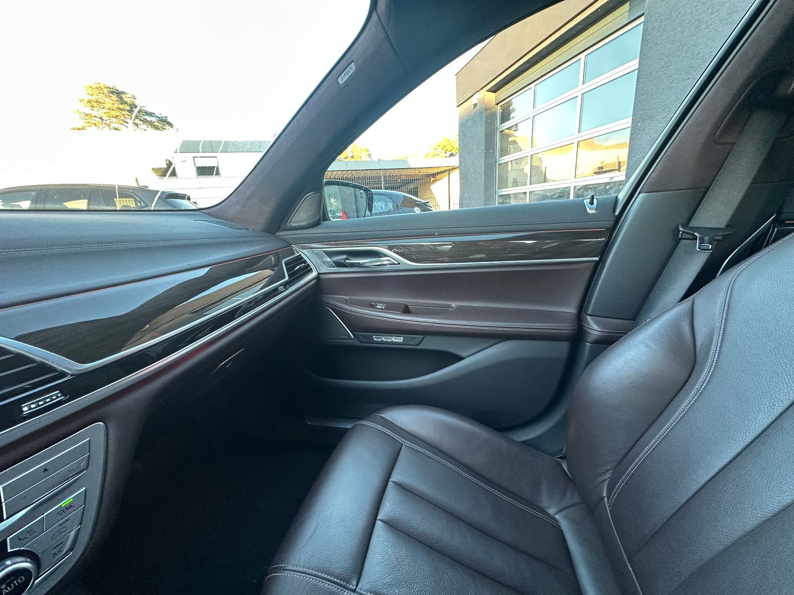 Fahrzeugabbildung BMW 740 d xDrive 320 PS M-Paket HUD DAB LED Leder