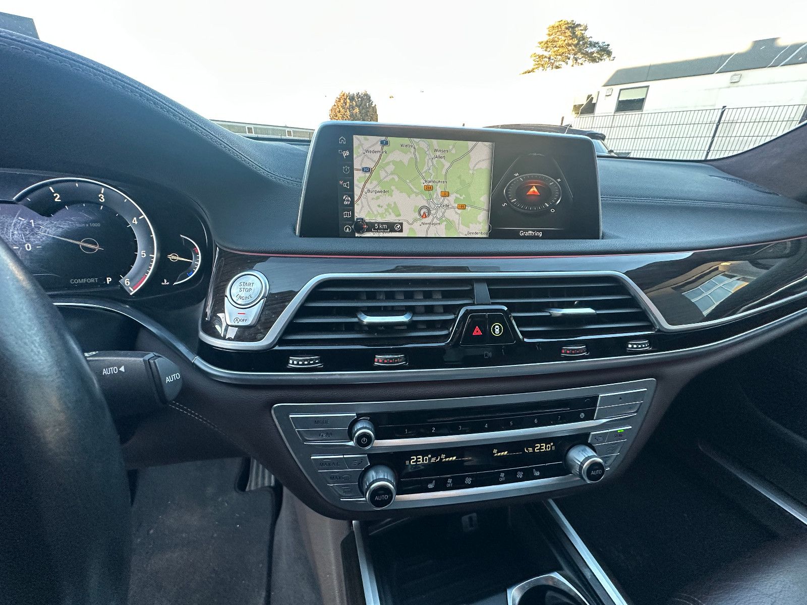 Fahrzeugabbildung BMW 740 d xDrive 320 PS M-Paket HUD DAB LED Leder