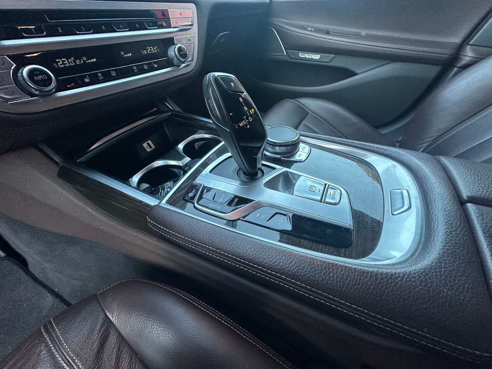 Fahrzeugabbildung BMW 740 d xDrive 320 PS M-Paket HUD DAB LED Leder