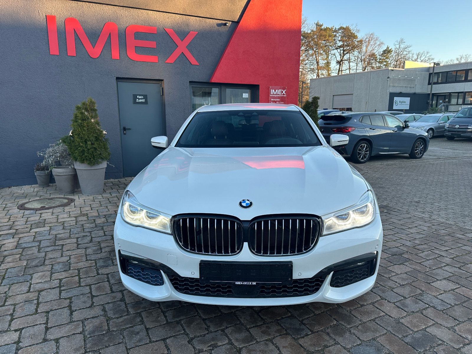 Fahrzeugabbildung BMW 740 d xDrive 320 PS M-Paket HUD DAB LED Leder