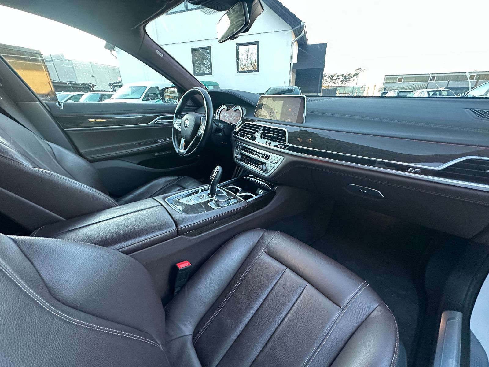 Fahrzeugabbildung BMW 740 d xDrive 320 PS M-Paket HUD DAB LED Leder