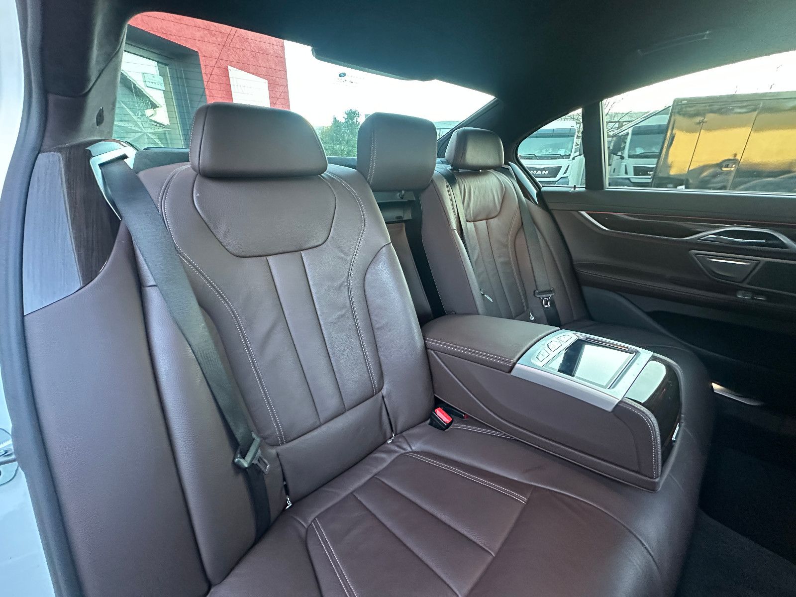 Fahrzeugabbildung BMW 740 d xDrive 320 PS M-Paket HUD DAB LED Leder