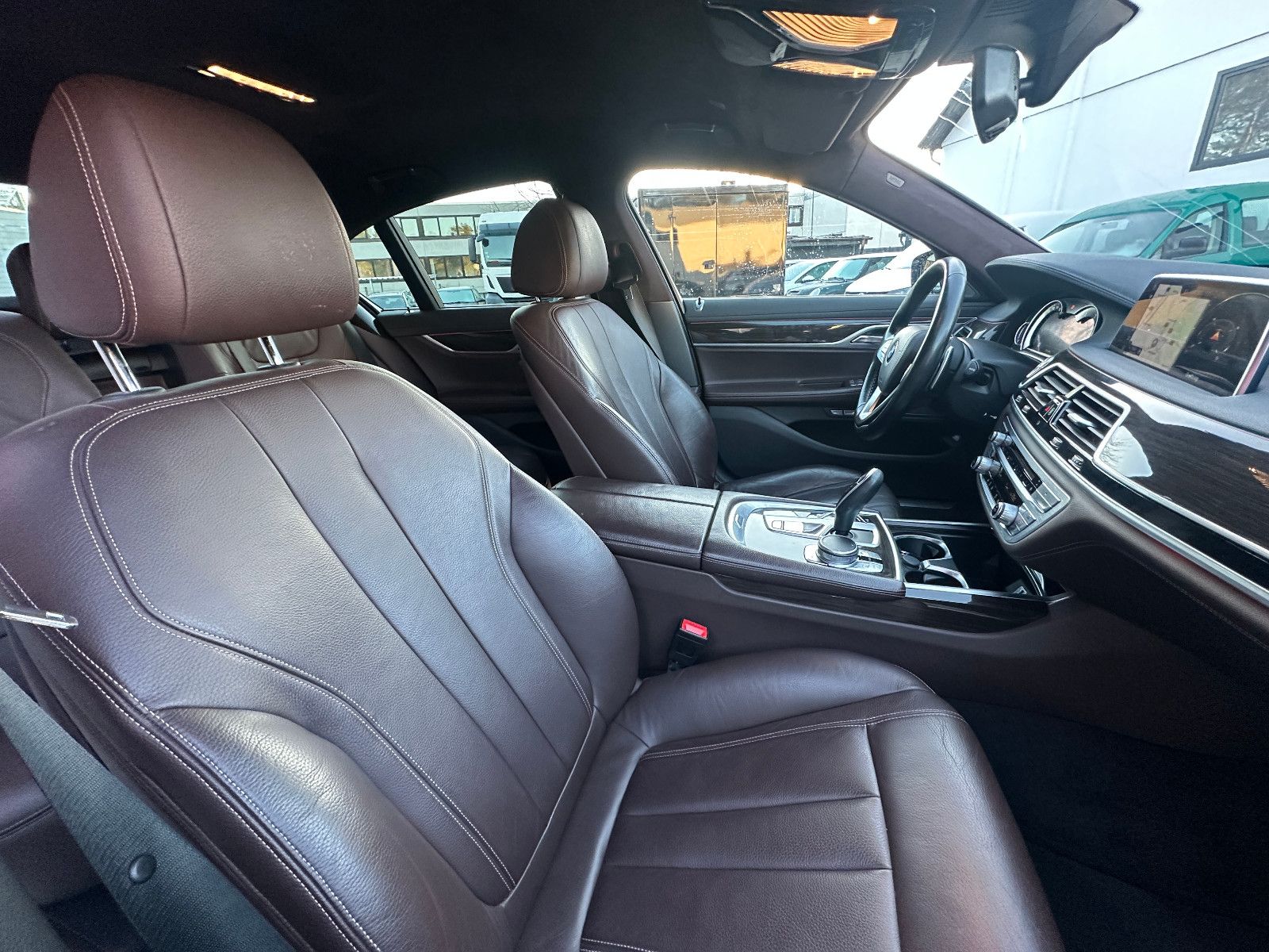 Fahrzeugabbildung BMW 740 d xDrive 320 PS M-Paket HUD DAB LED Leder