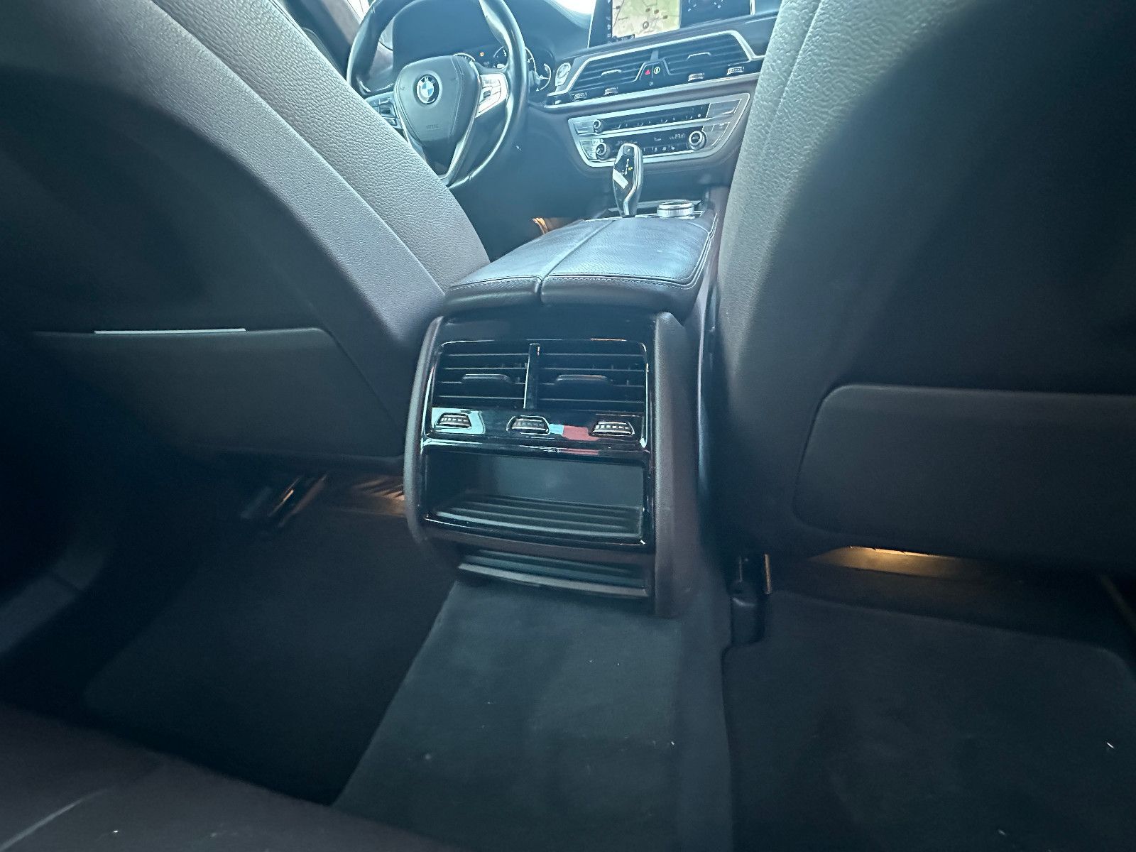 Fahrzeugabbildung BMW 740 d xDrive 320 PS M-Paket HUD DAB LED Leder